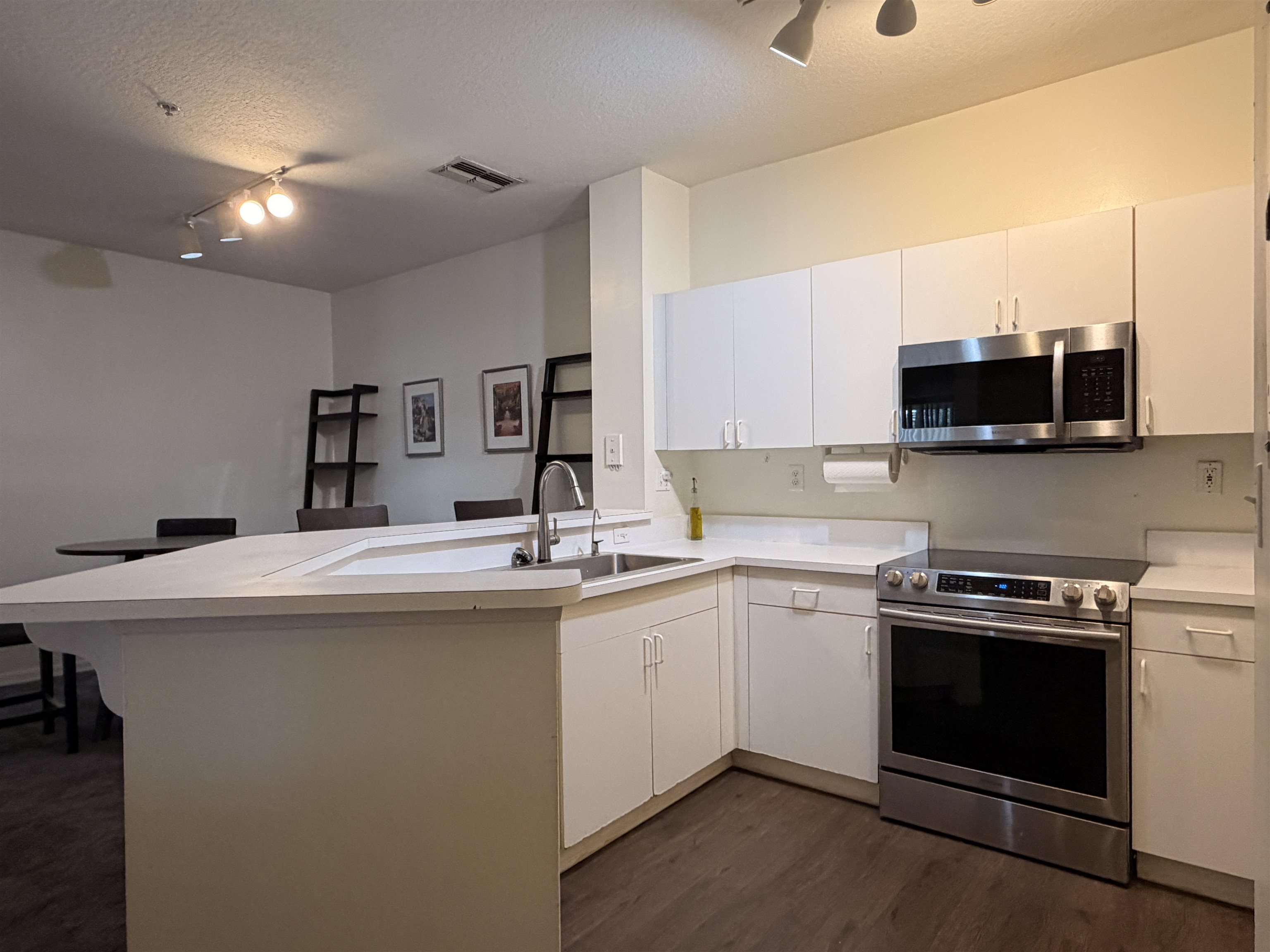 Image 3 of 27 For 615 Fairway Dr  101