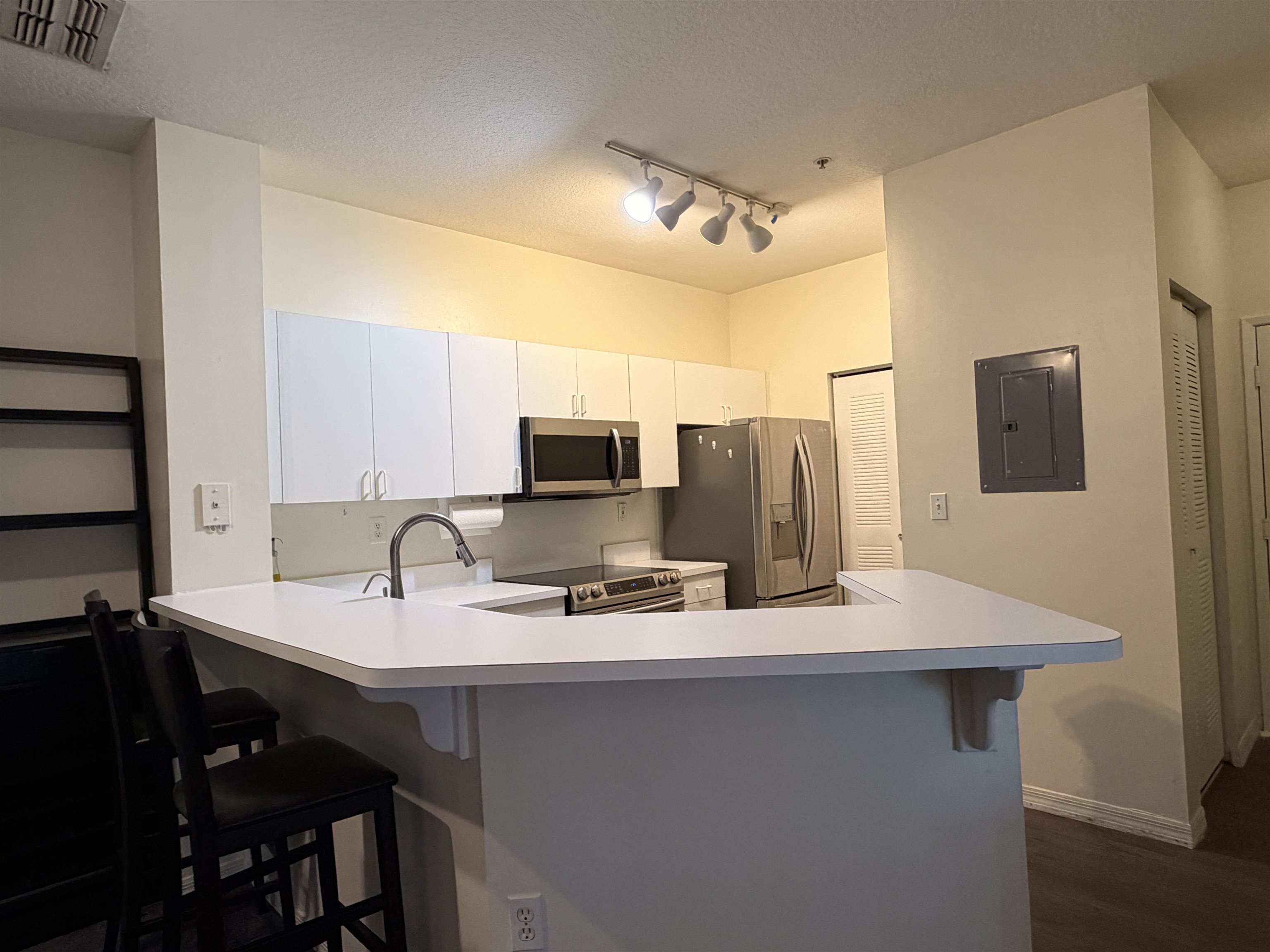 Image 4 of 27 For 615 Fairway Dr  101