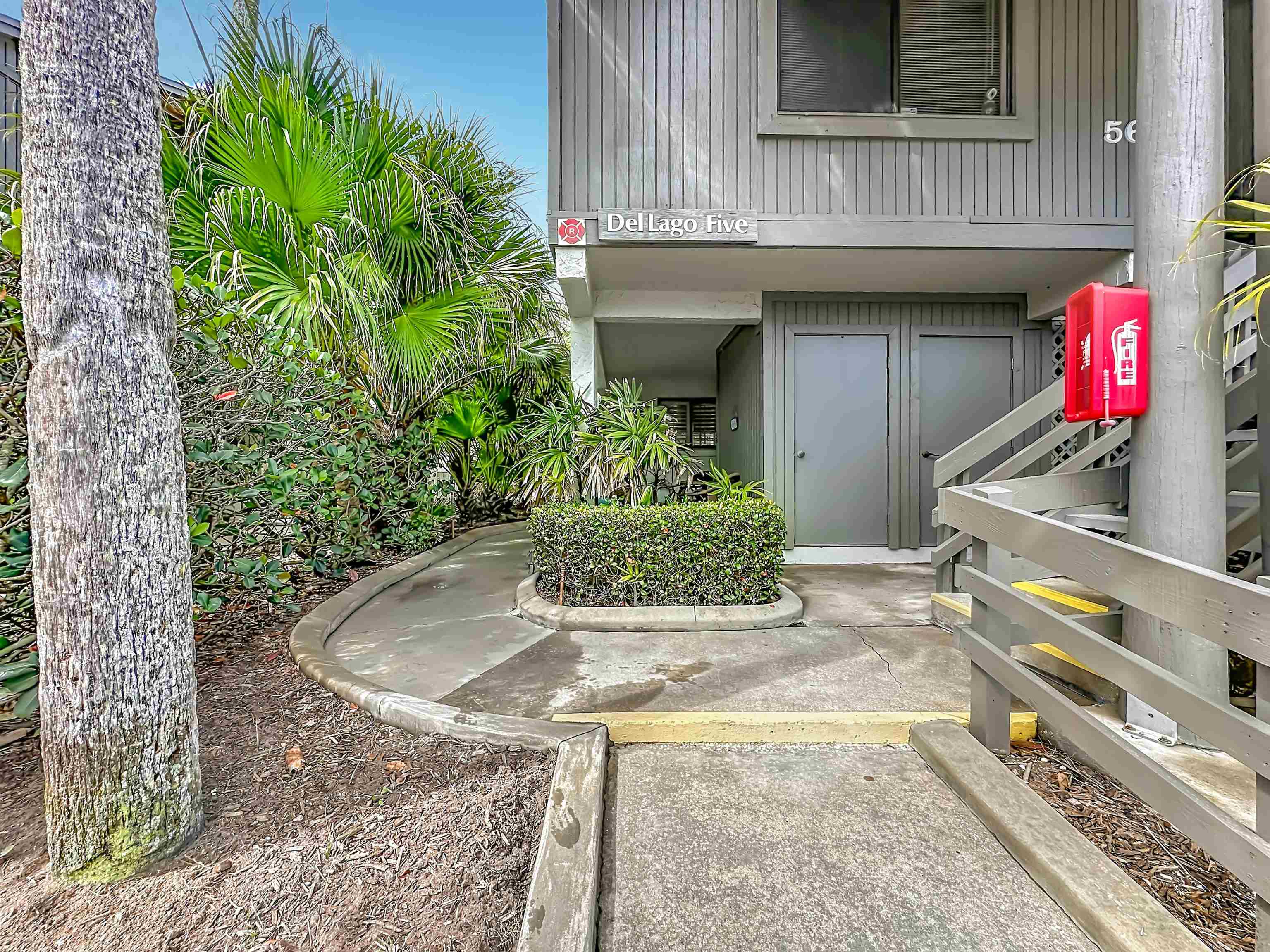 Image 7 of 60 For 51 Village Del Lago Cir