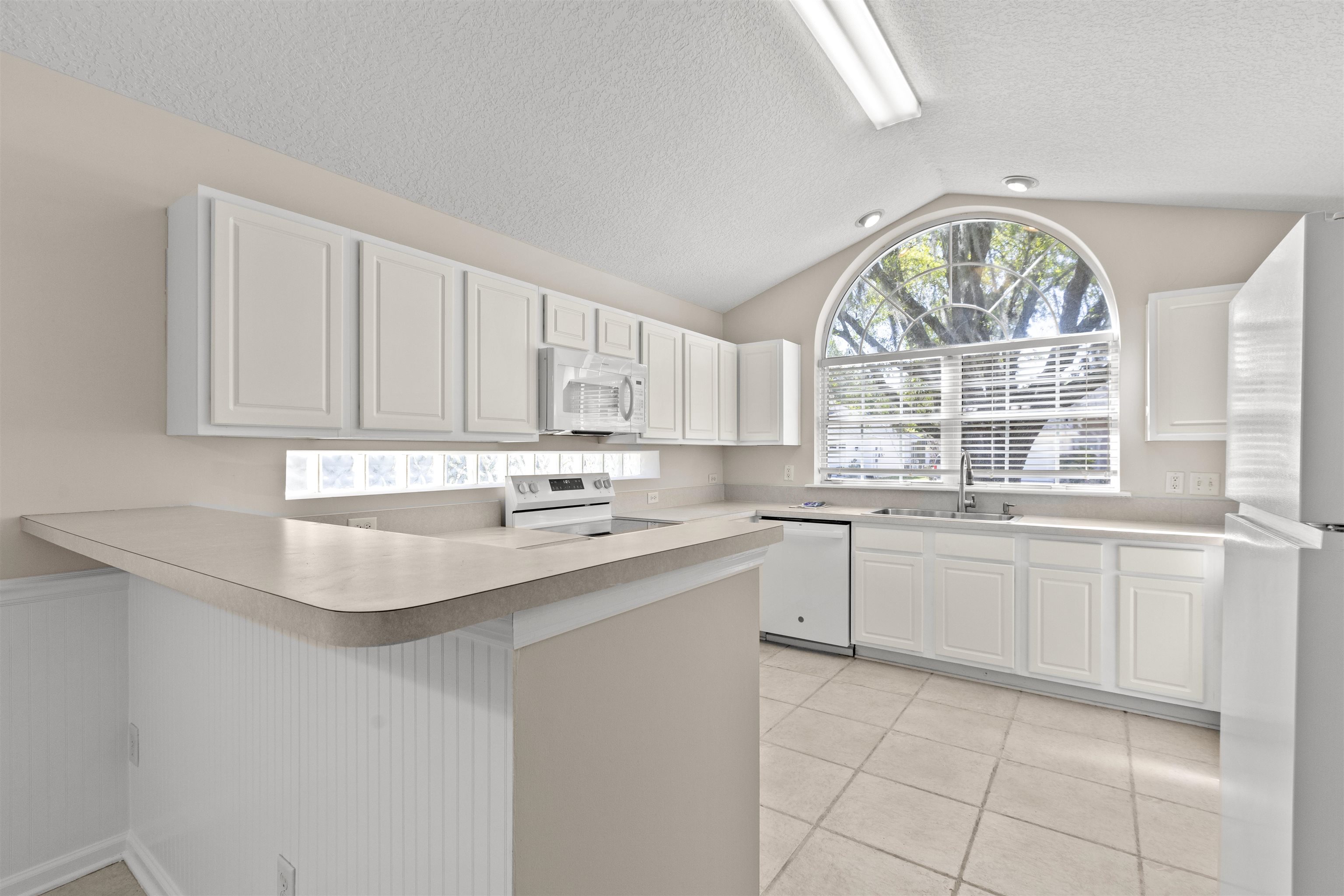 Image 12 of 39 For 428 Chamberlain Dr