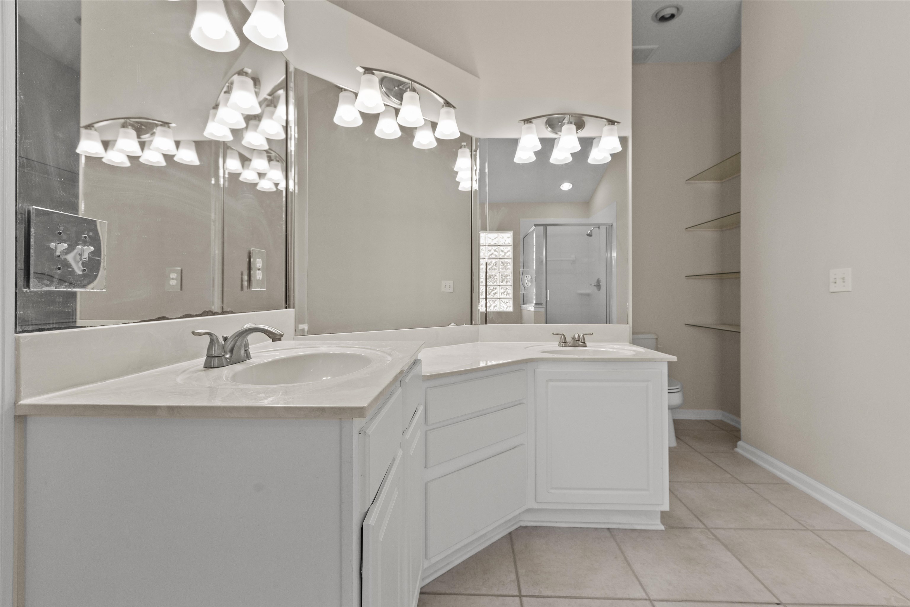 Image 21 of 39 For 428 Chamberlain Dr