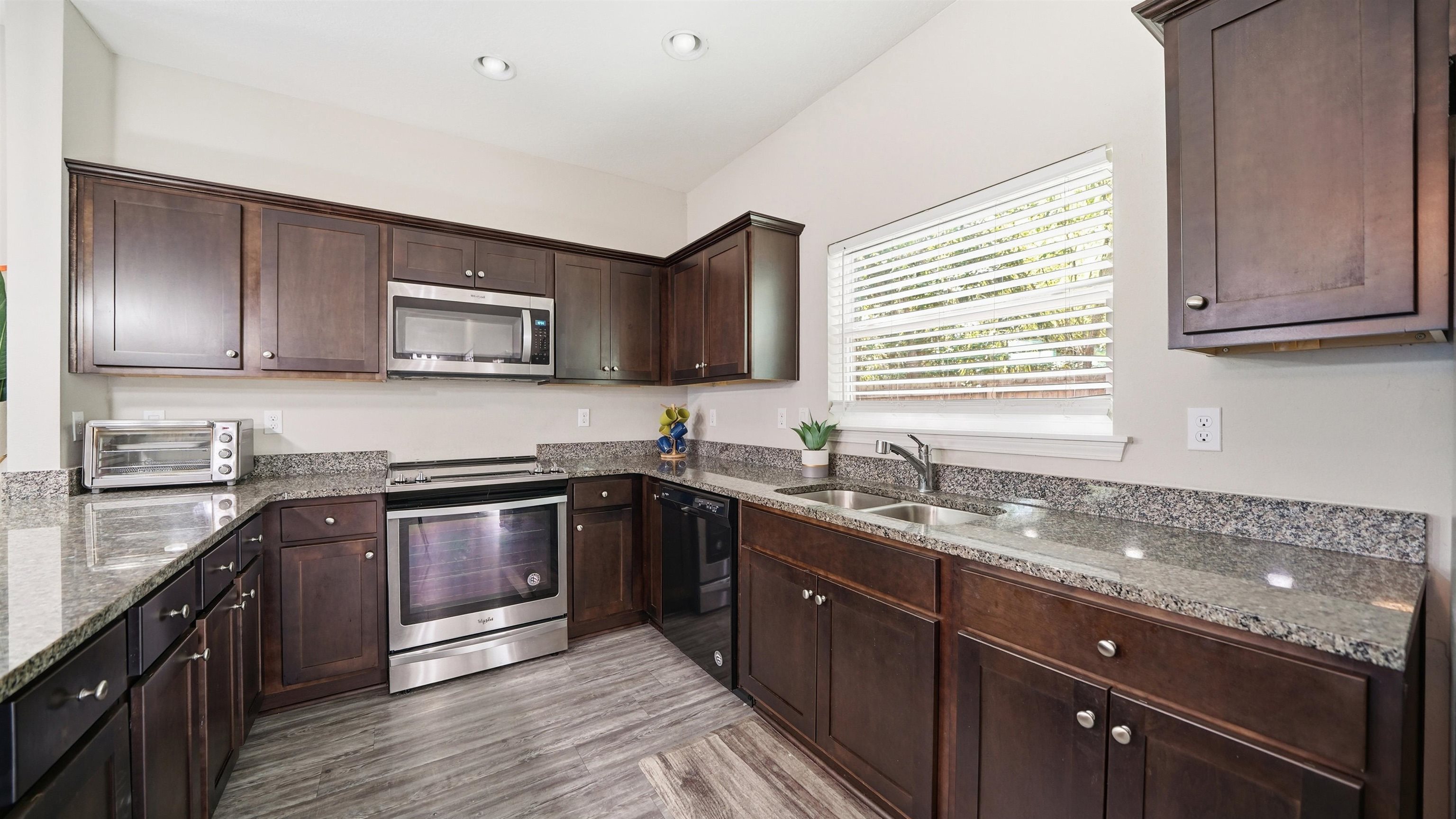 Image 11 of 50 For 241 Columbus St