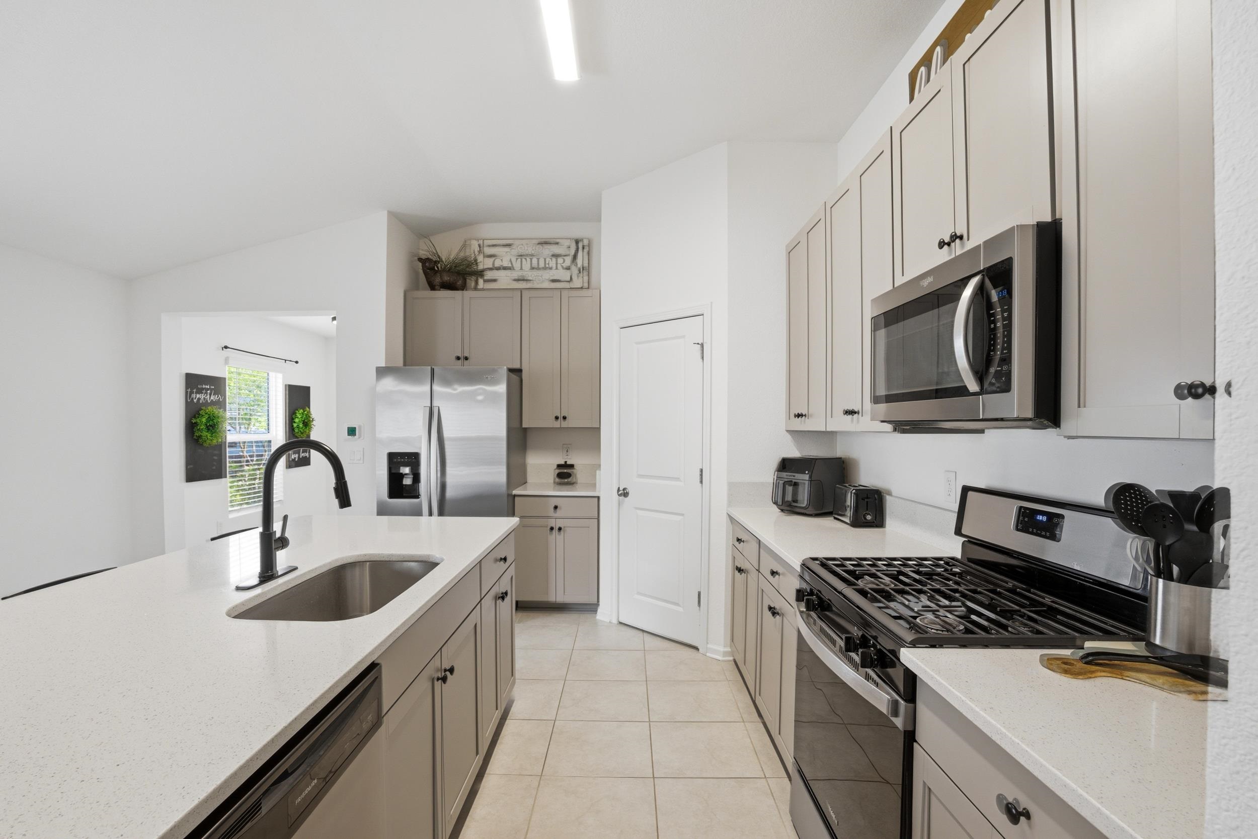 Image 8 of 38 For 52 Newland Ct