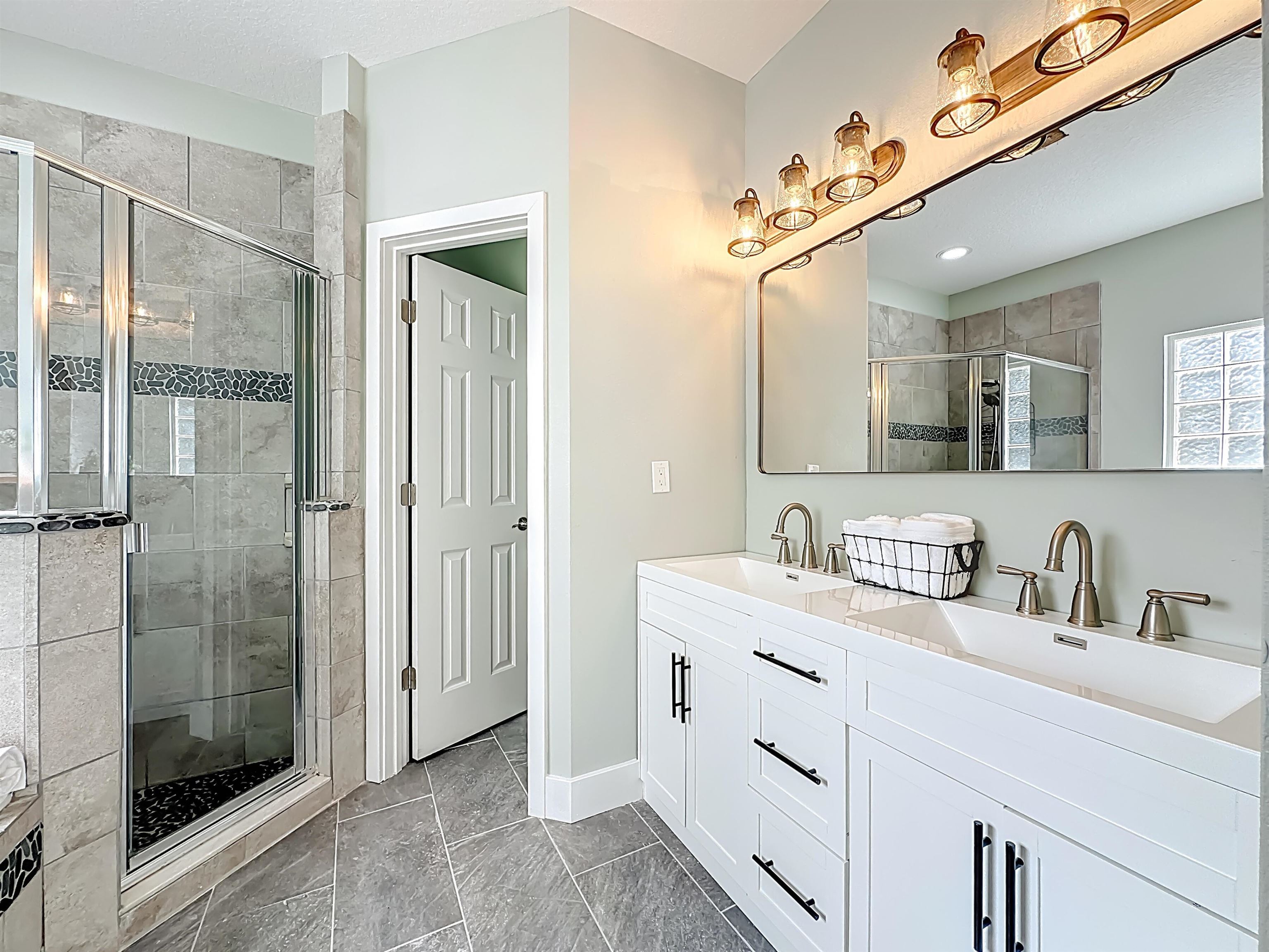 Image 15 of 56 For 328 Summercove Cir