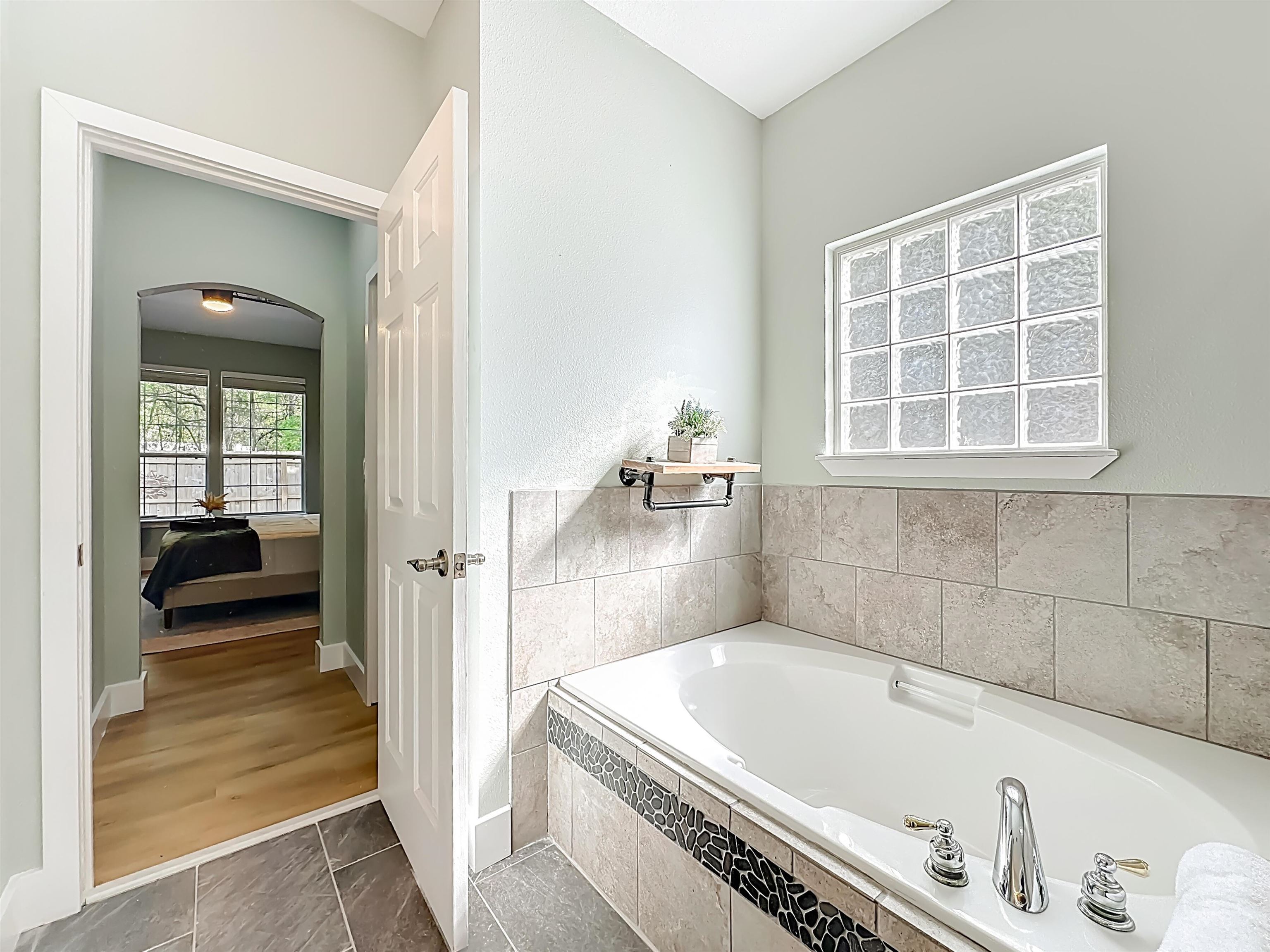 Image 17 of 56 For 328 Summercove Cir