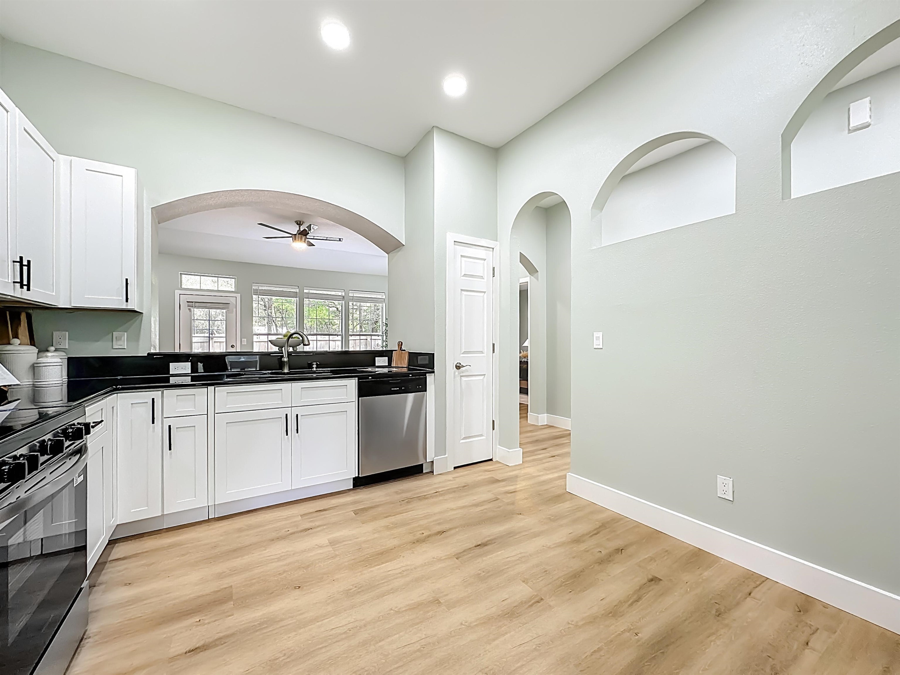 Image 5 of 56 For 328 Summercove Cir