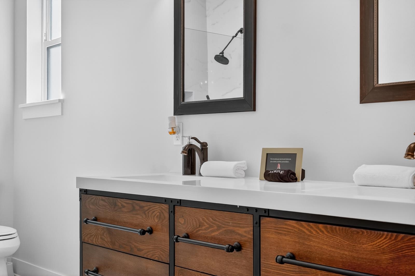 Image 30 of 70 For 70 Oneida St