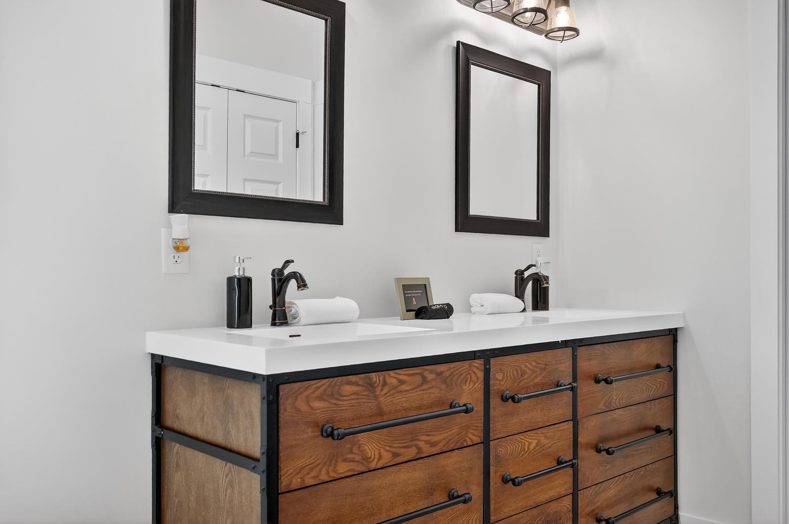 Image 32 of 70 For 70 Oneida St