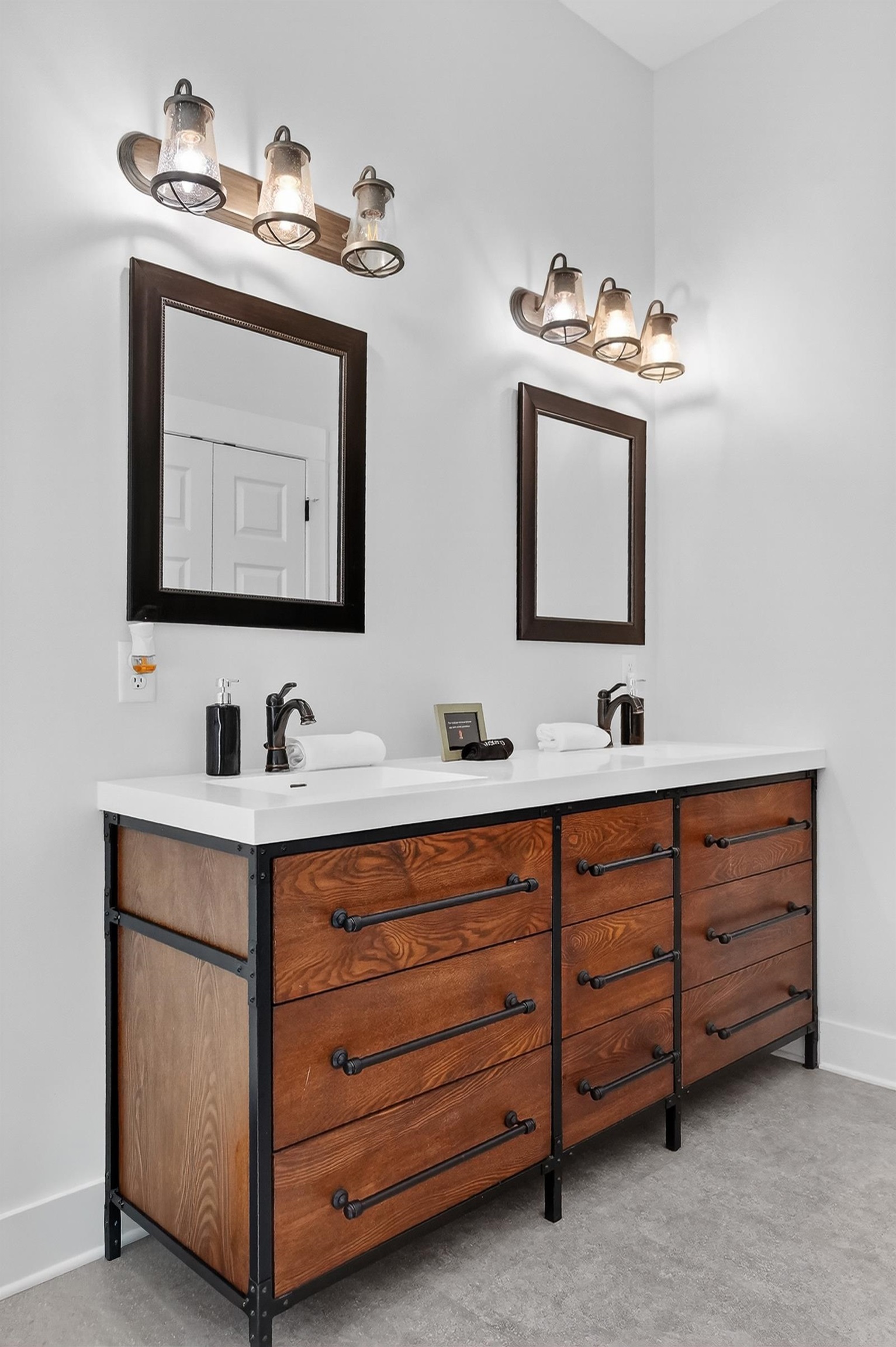 Image 33 of 70 For 70 Oneida St