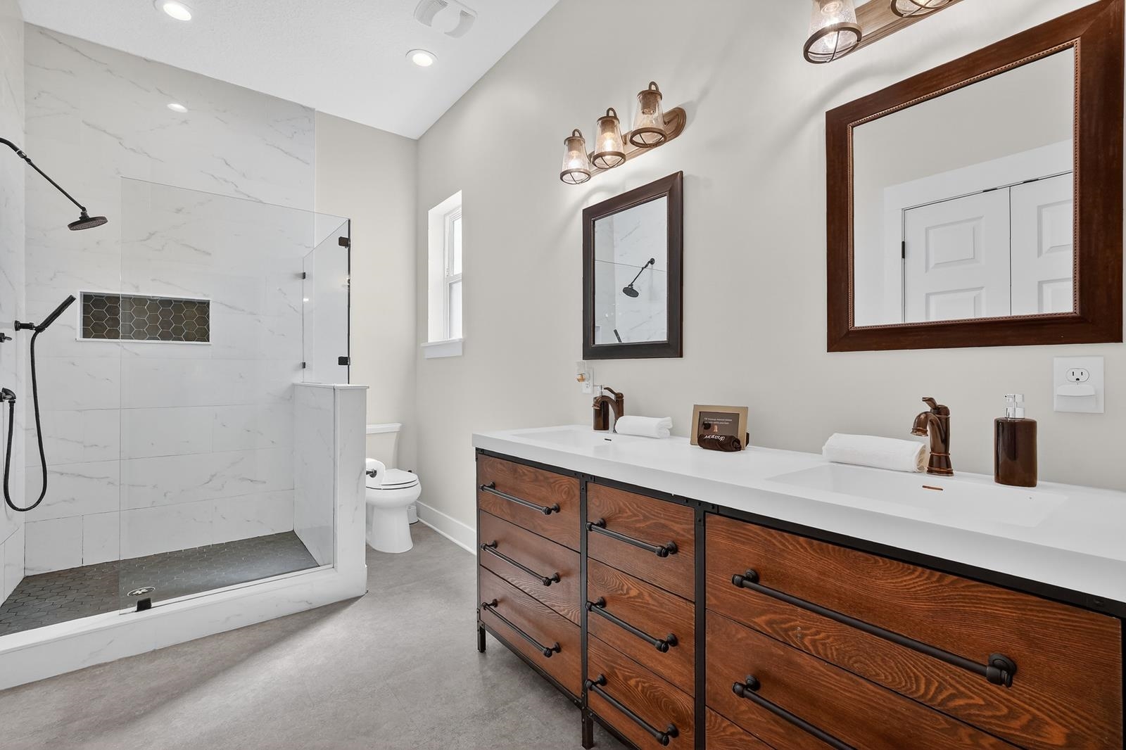 Image 34 of 70 For 70 Oneida St