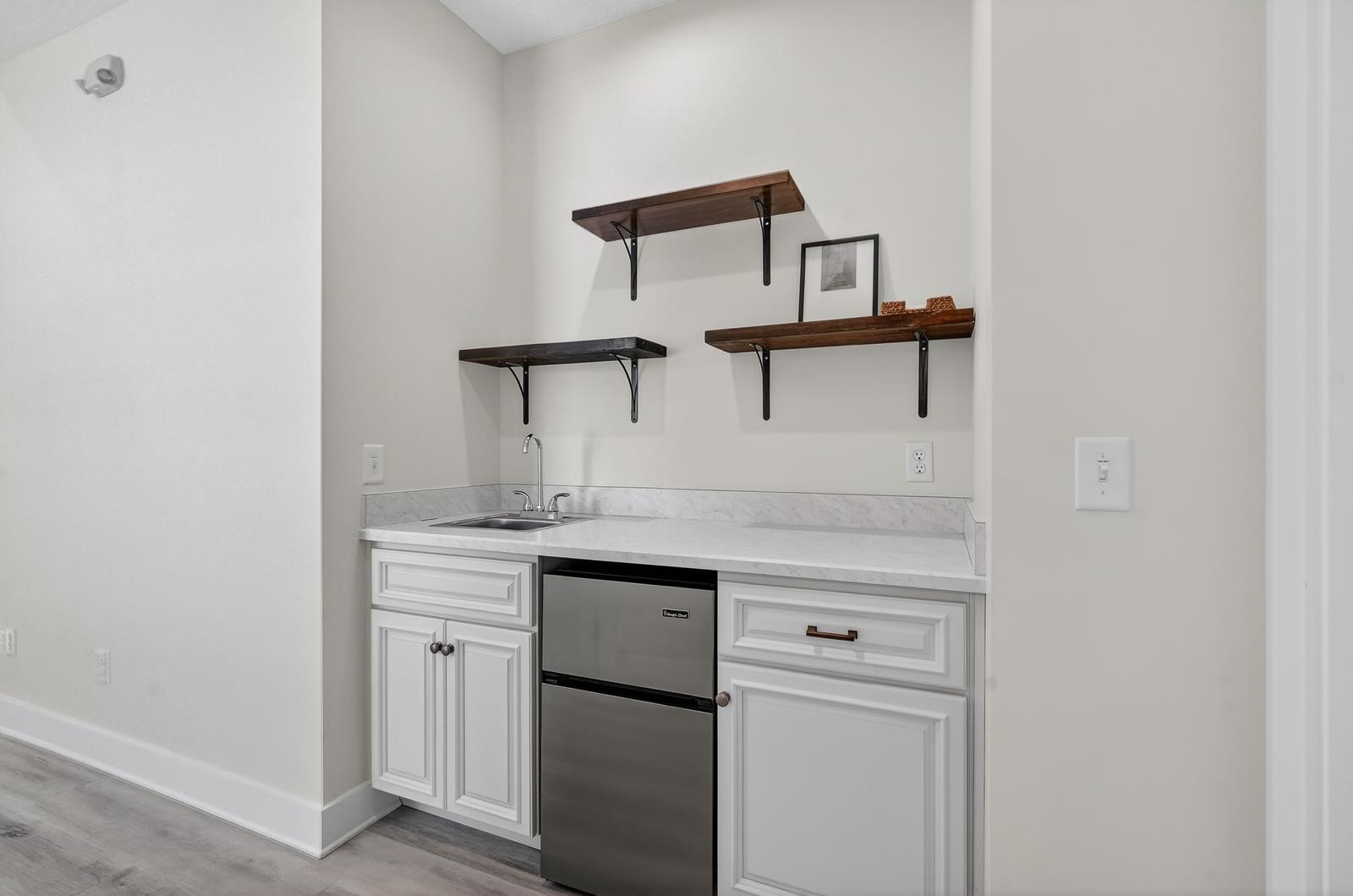 Image 41 of 70 For 70 Oneida St