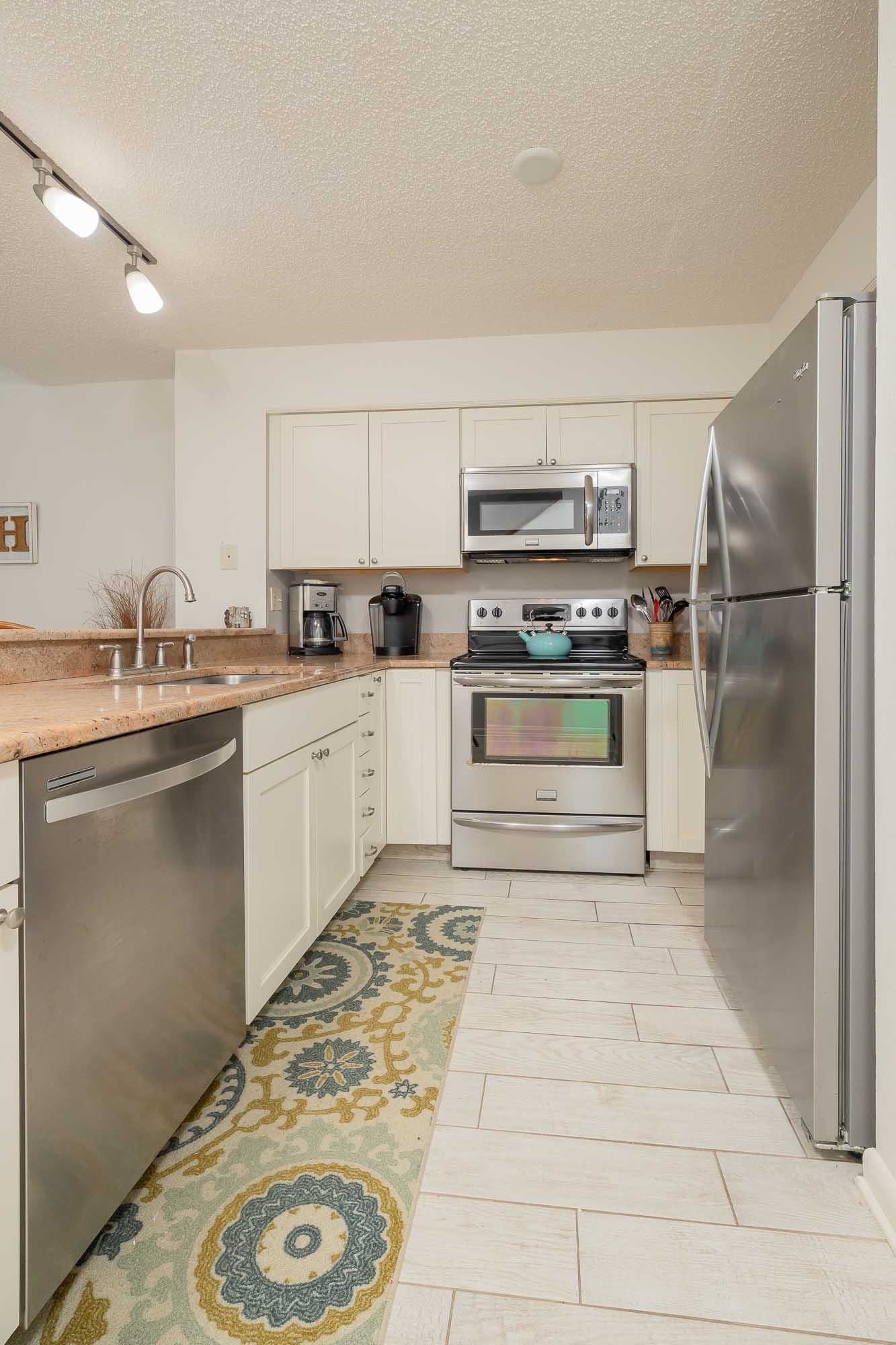 Image 20 of 79 For 98 Village Del Lago Cir