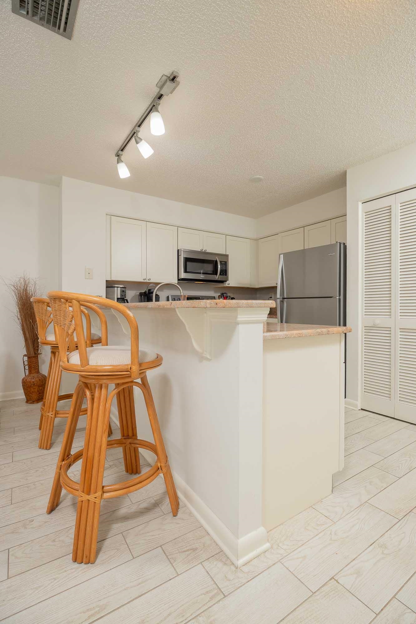 Image 24 of 79 For 98 Village Del Lago Cir