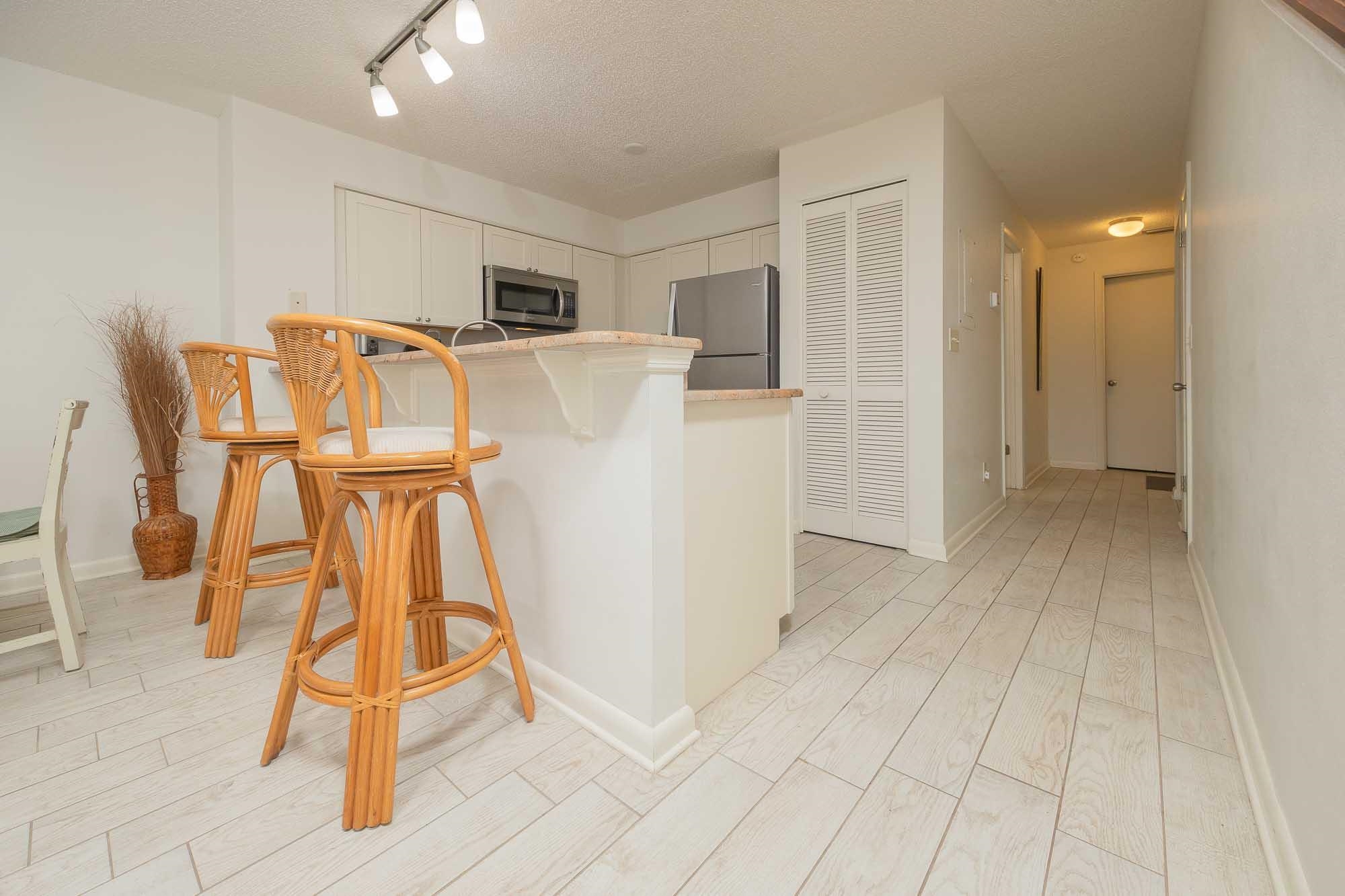 Image 25 of 79 For 98 Village Del Lago Cir