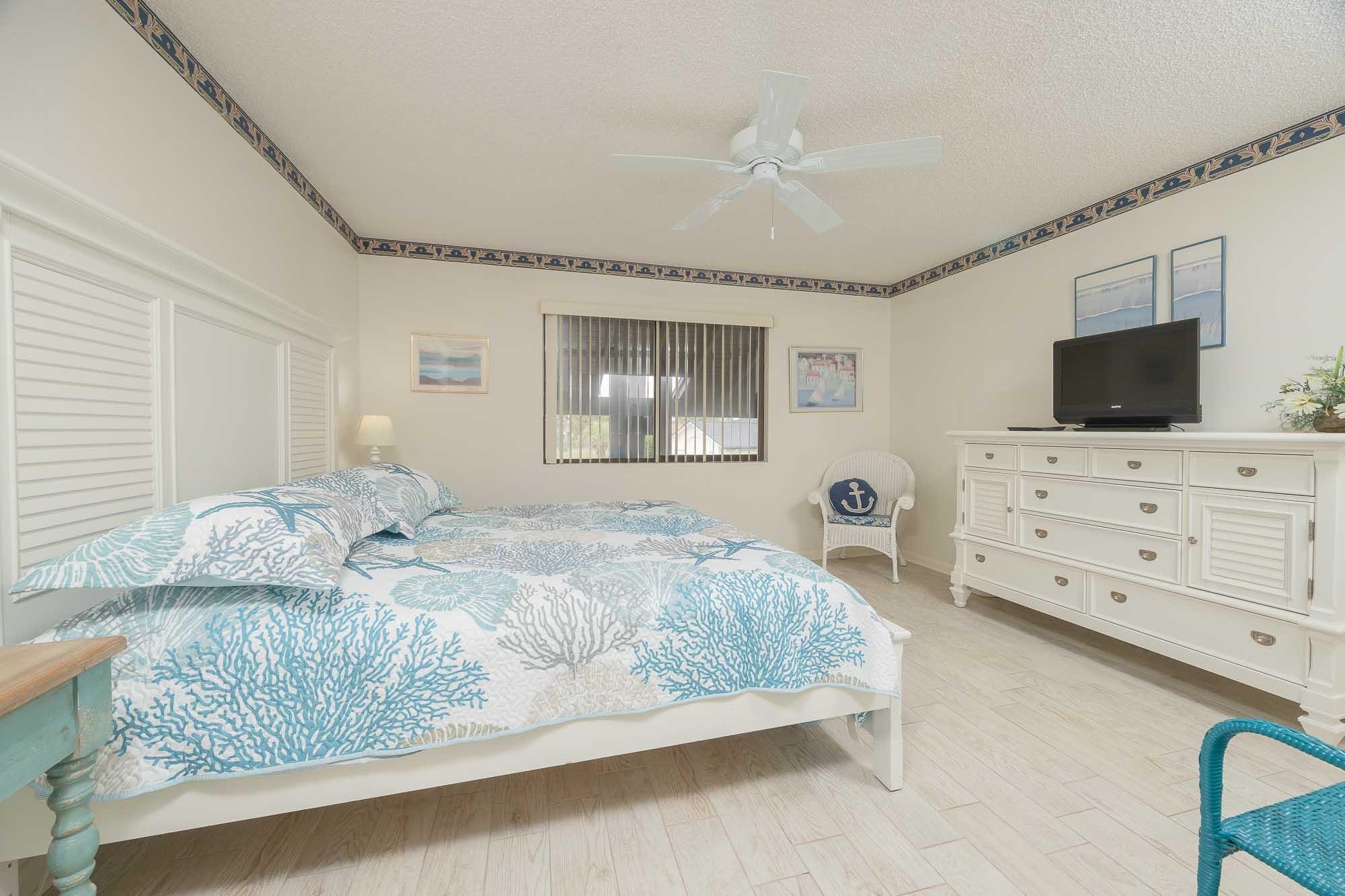 Image 32 of 79 For 98 Village Del Lago Cir