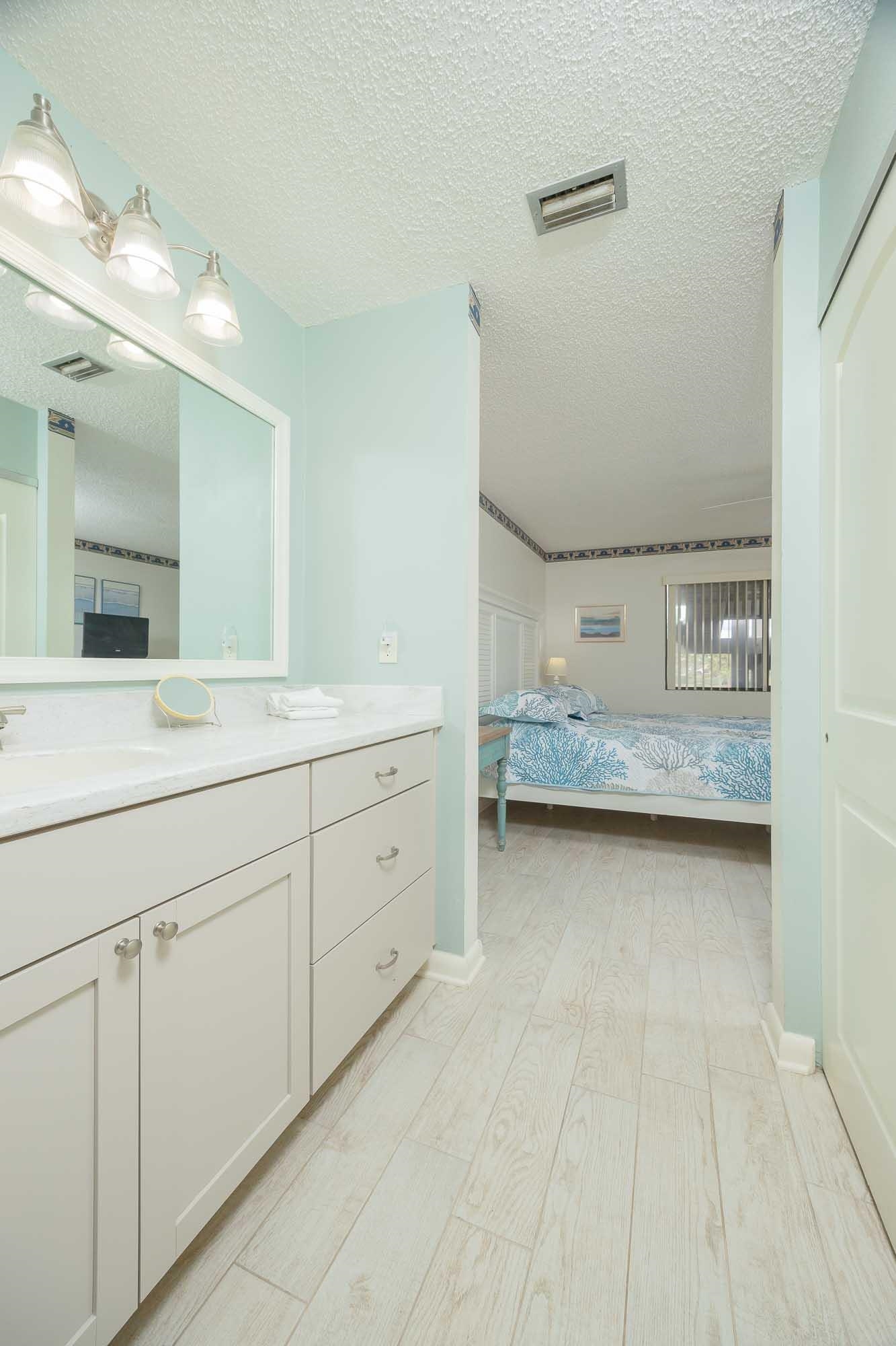 Image 33 of 79 For 98 Village Del Lago Cir