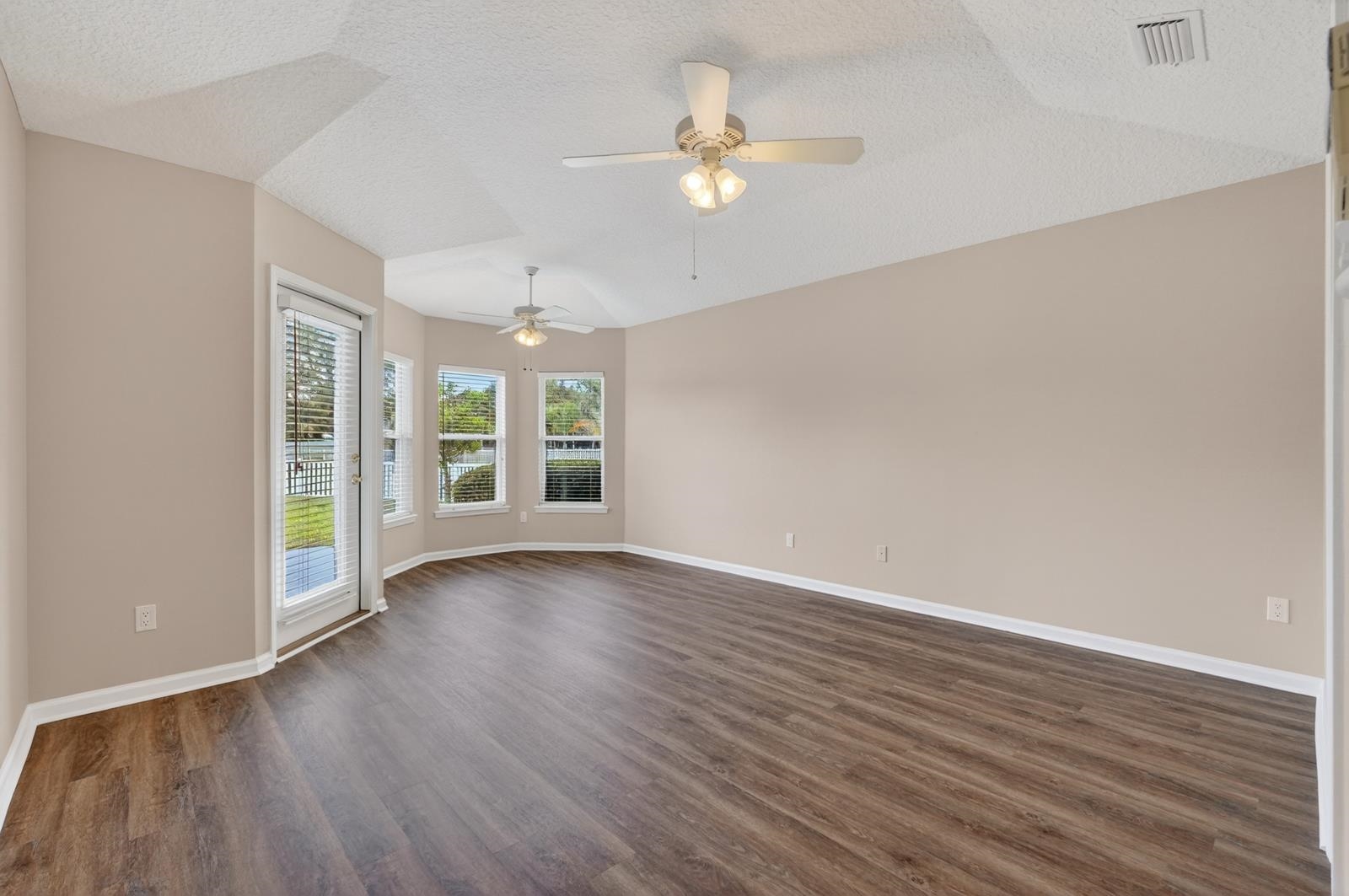 Image 21 of 57 For 1104 Hideaway Dr