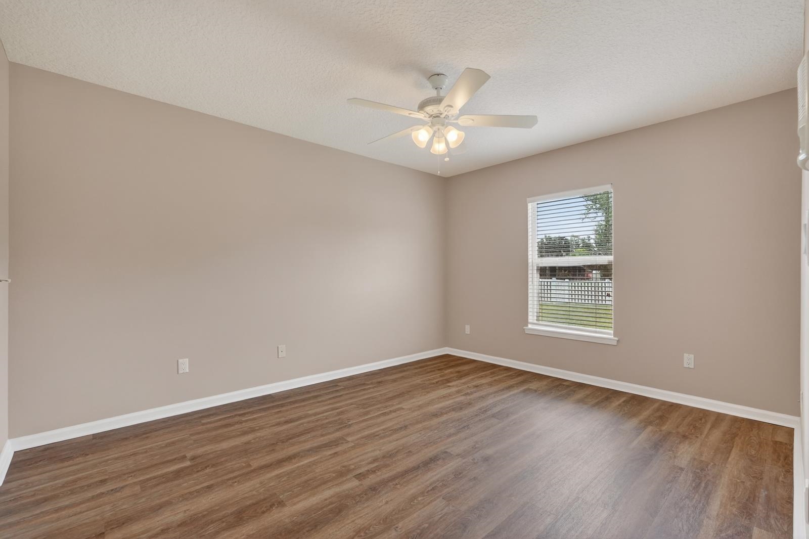 Image 33 of 57 For 1104 Hideaway Dr