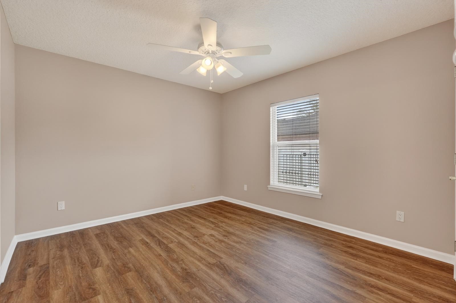 Image 34 of 57 For 1104 Hideaway Dr