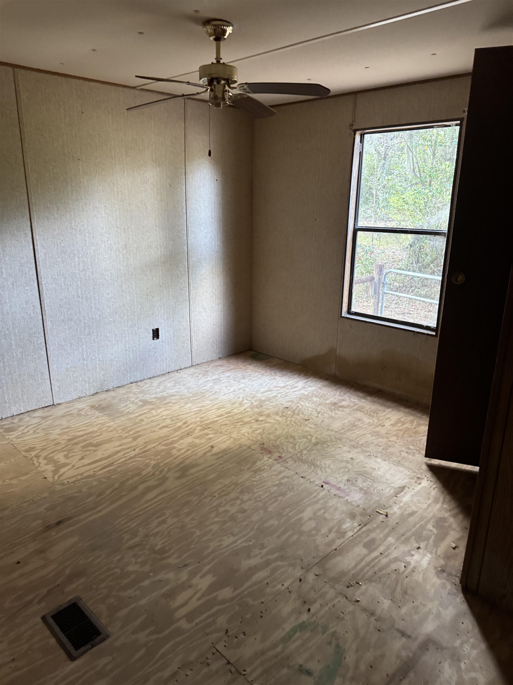 Image 14 of 20 For 608 Coral Farms Rd