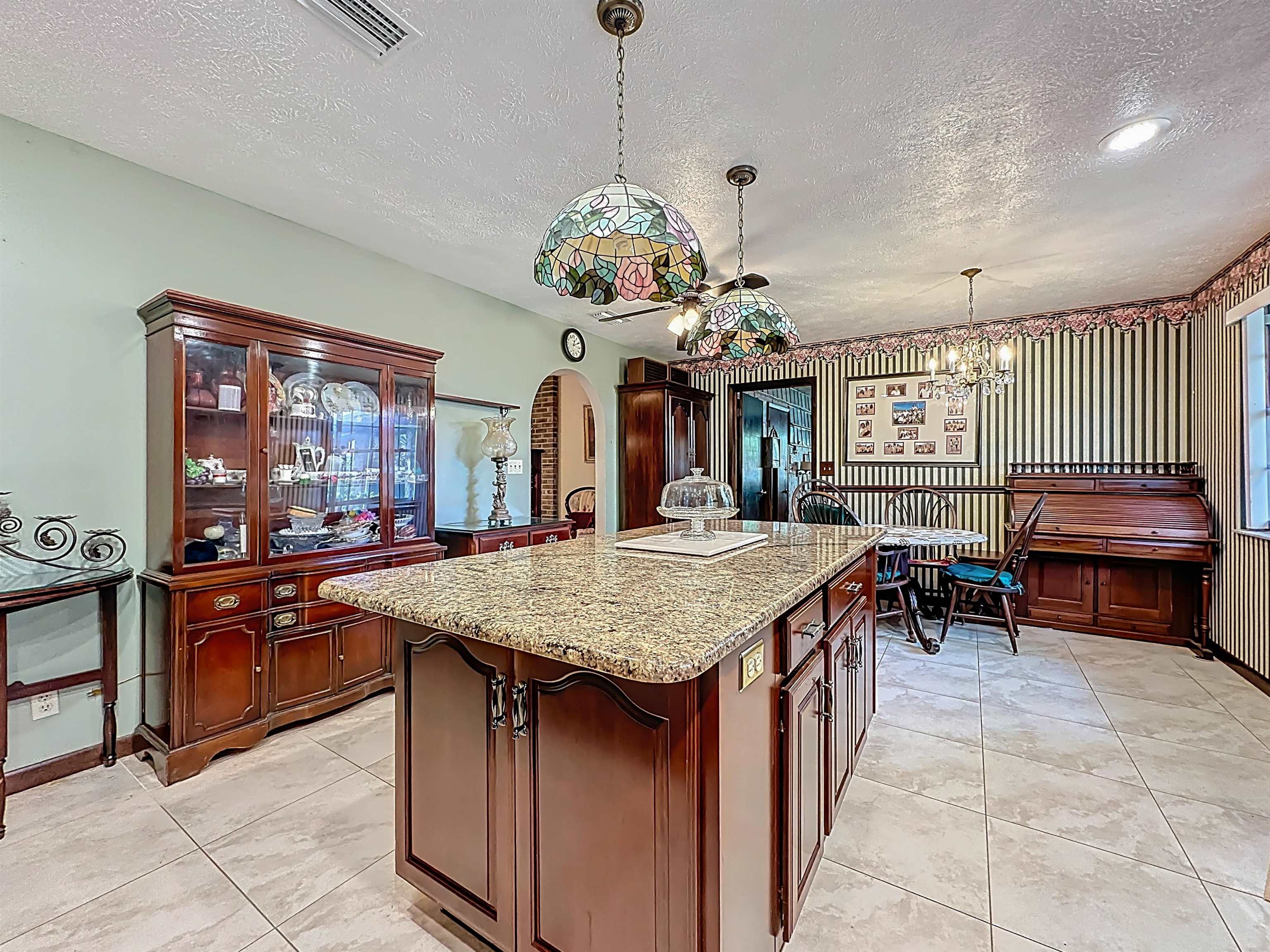 Image 17 of 79 For 5046 Shore Dr