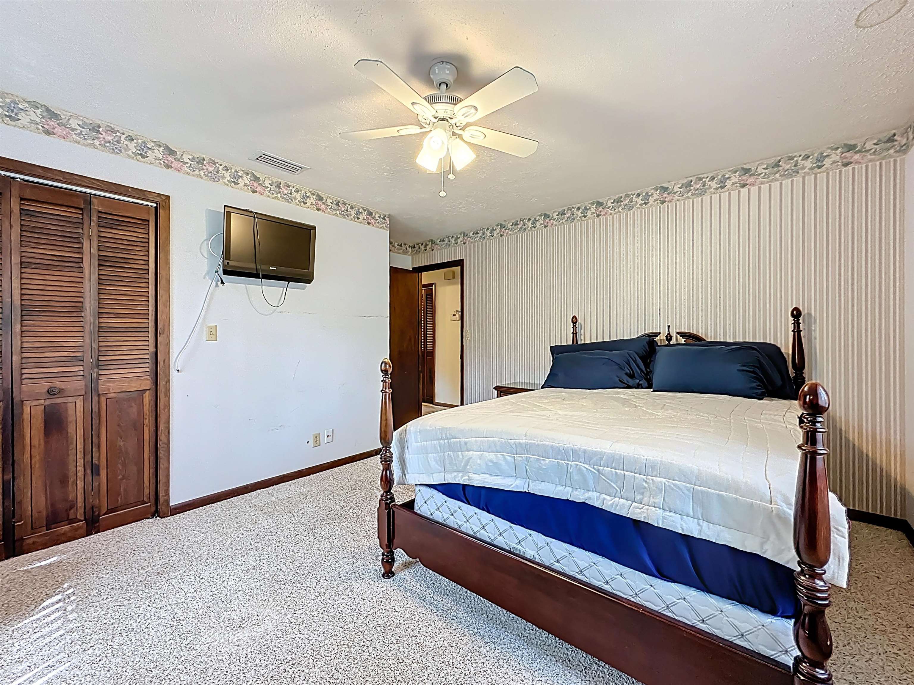 Image 27 of 79 For 5046 Shore Dr