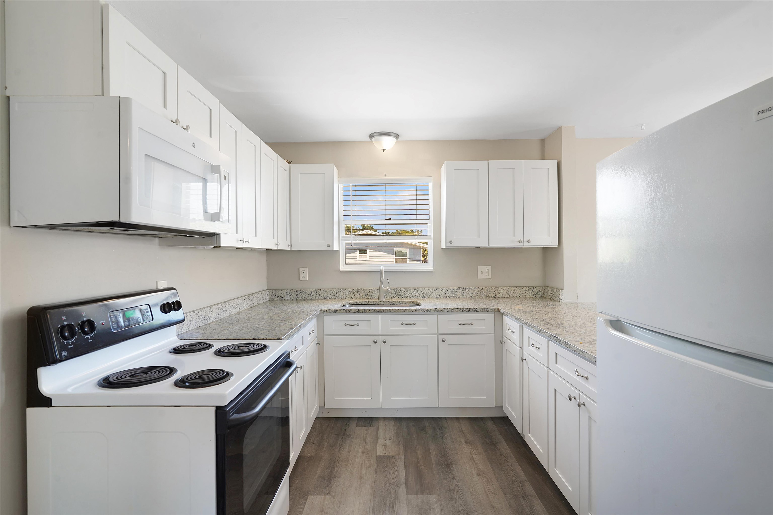 Image 3 of 45 For 207 9th St  