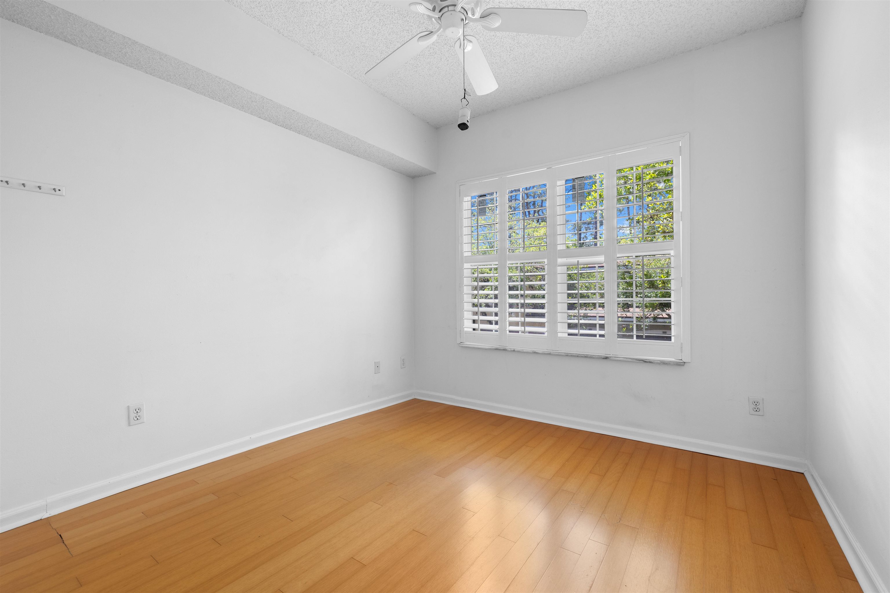 Image 15 of 31 For 2005 Mariposa Vista Ln  107