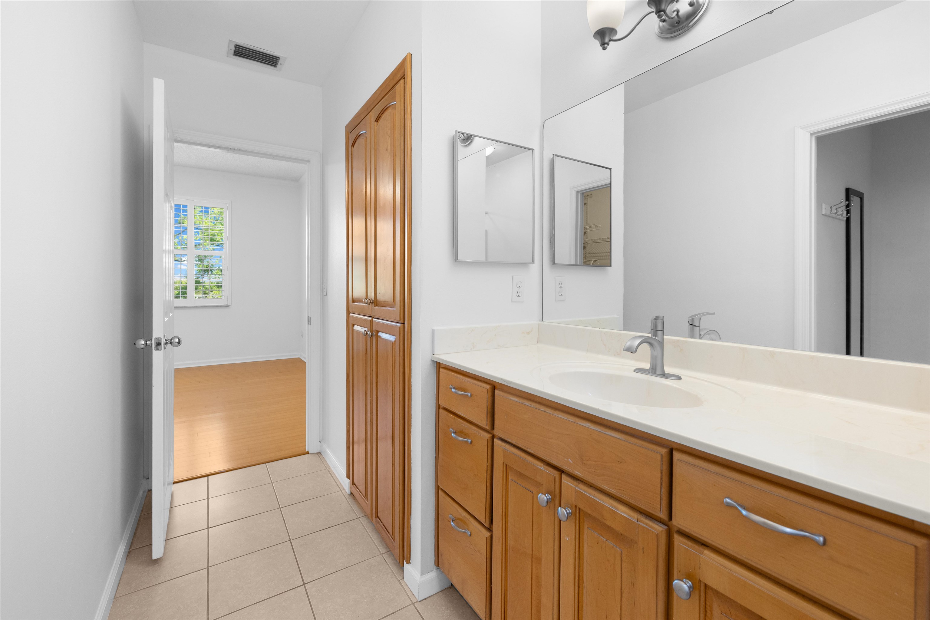 Image 22 of 31 For 2005 Mariposa Vista Ln  107