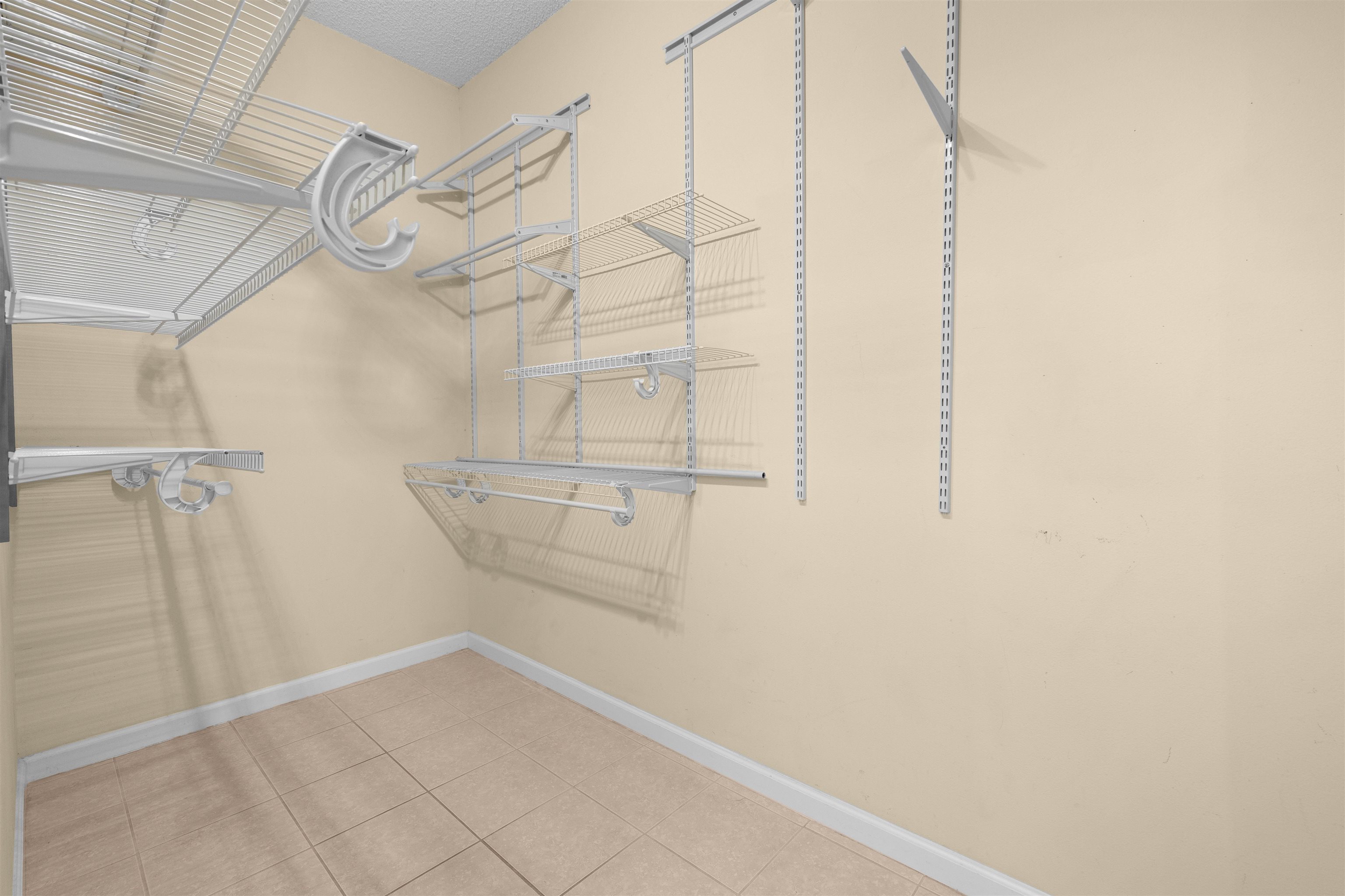 Image 24 of 31 For 2005 Mariposa Vista Ln  107