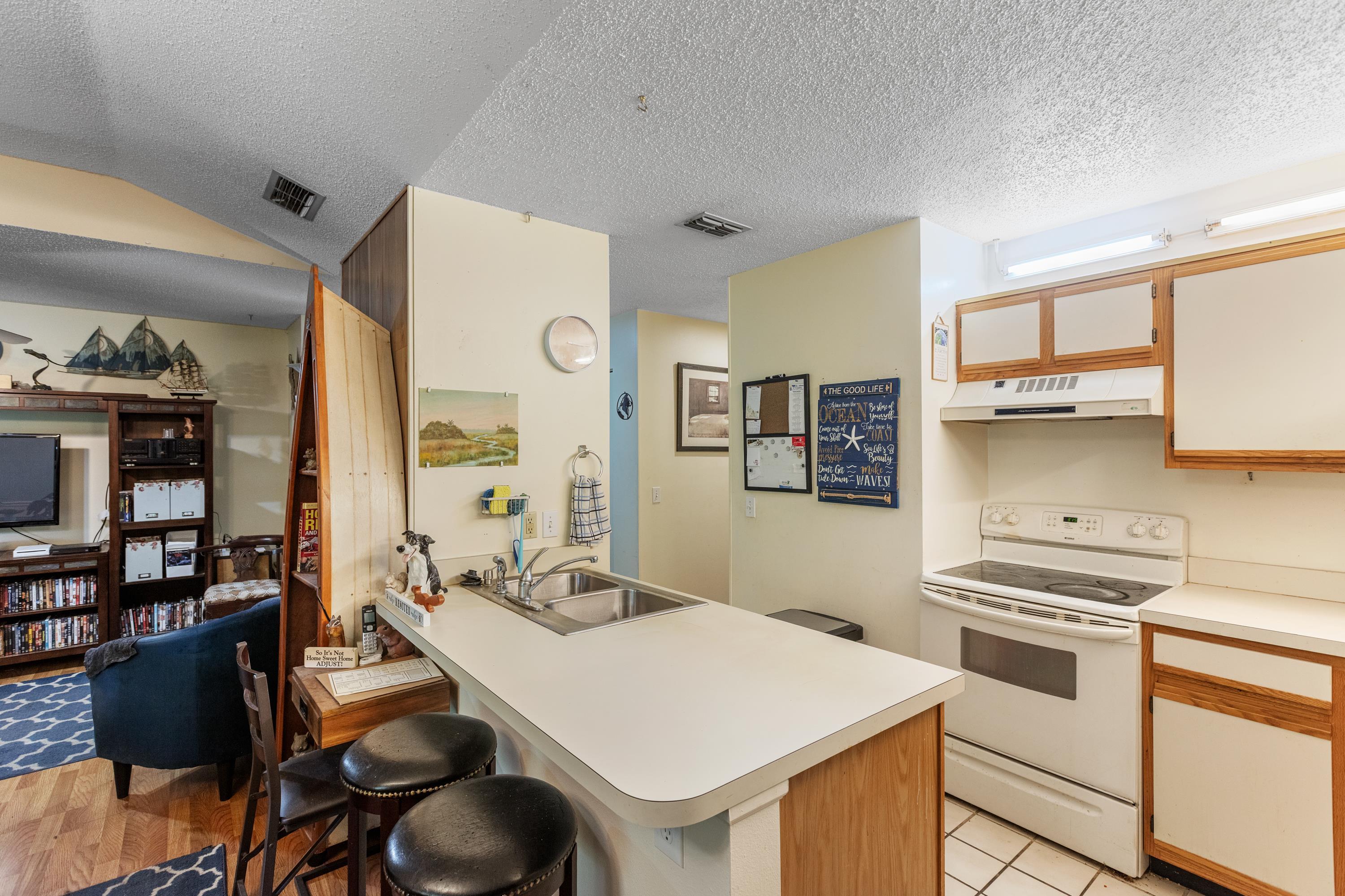 Image 11 of 59 For 28 Catalonia Ct