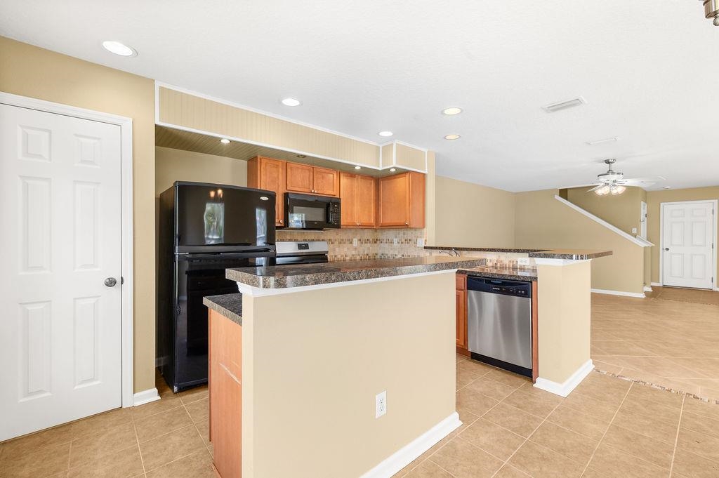 Image 11 of 56 For 211 Crete Ct - End Unit