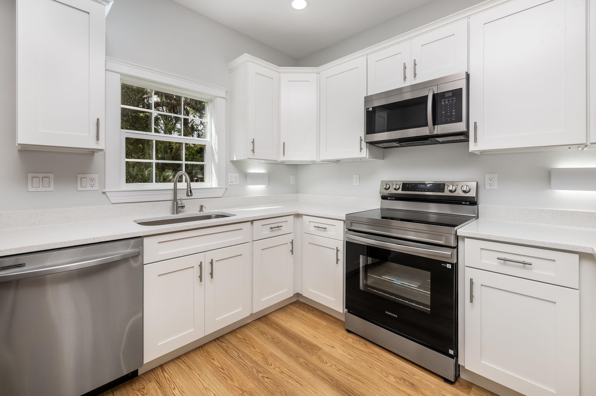 Image 8 of 39 For 98 Bruen St  