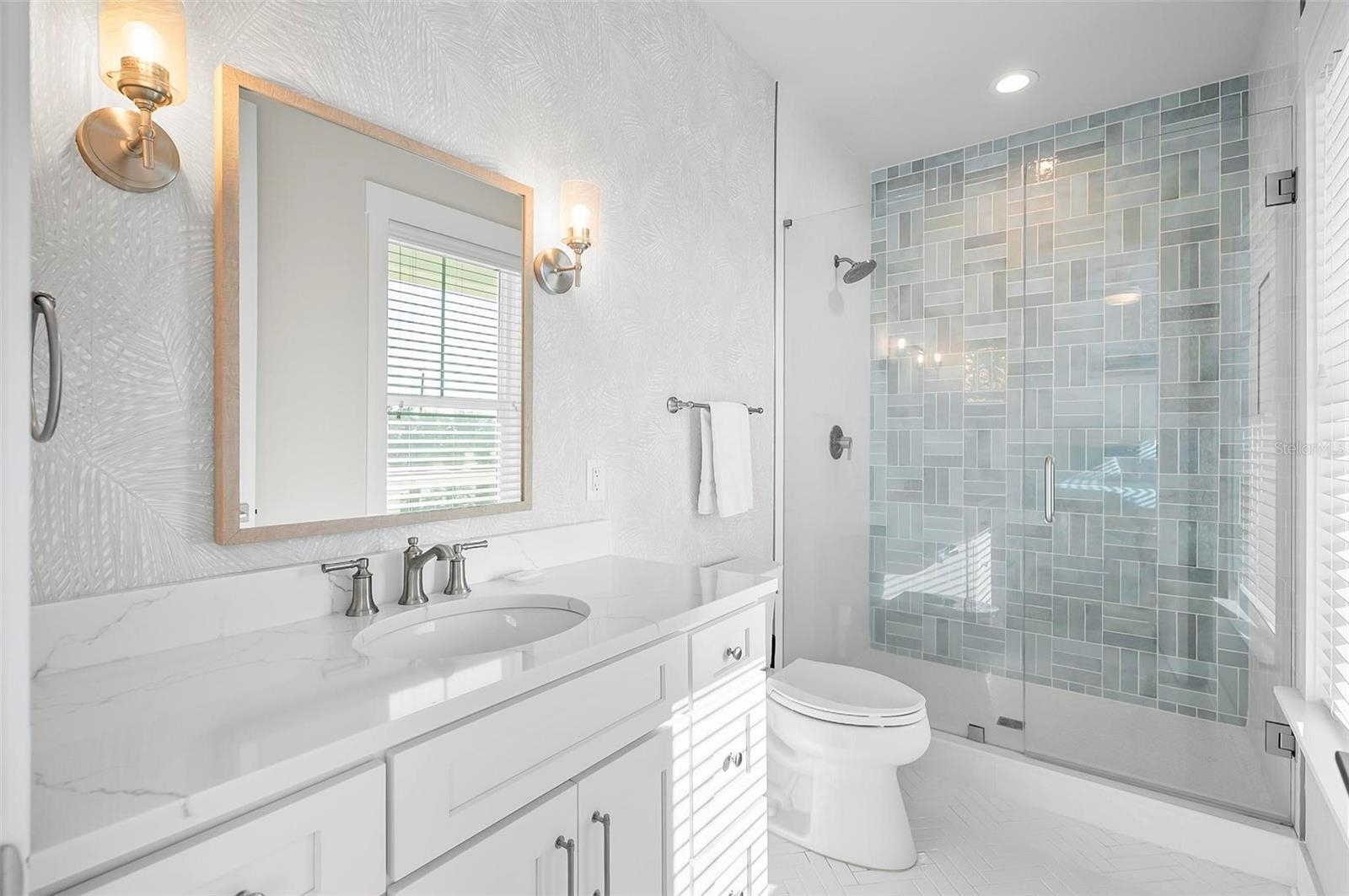 Image 26 of 49 For 202 Surfview Ln