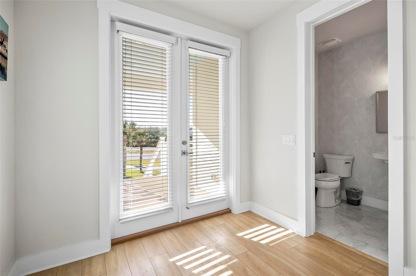 Image 27 of 49 For 202 Surfview Ln