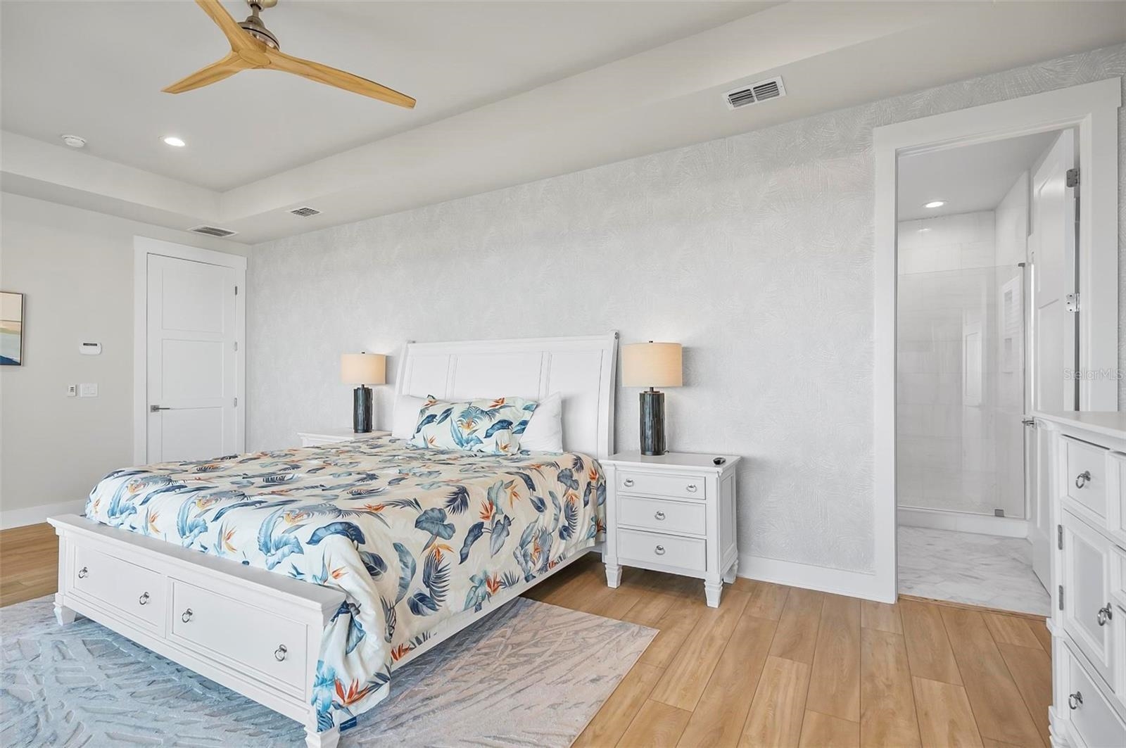 Image 32 of 49 For 202 Surfview Ln