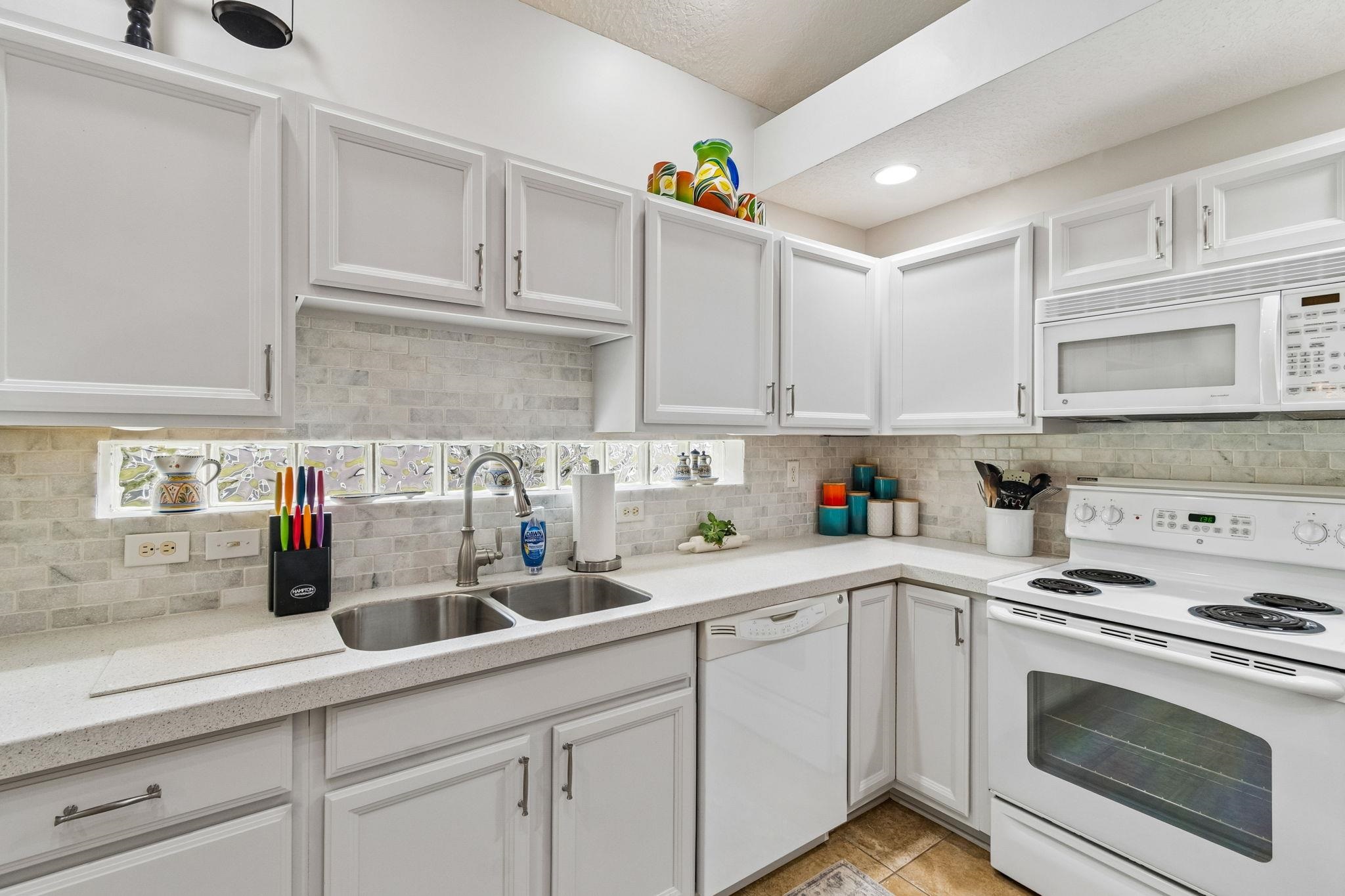 Image 16 of 61 For 141 Churchill Drive N