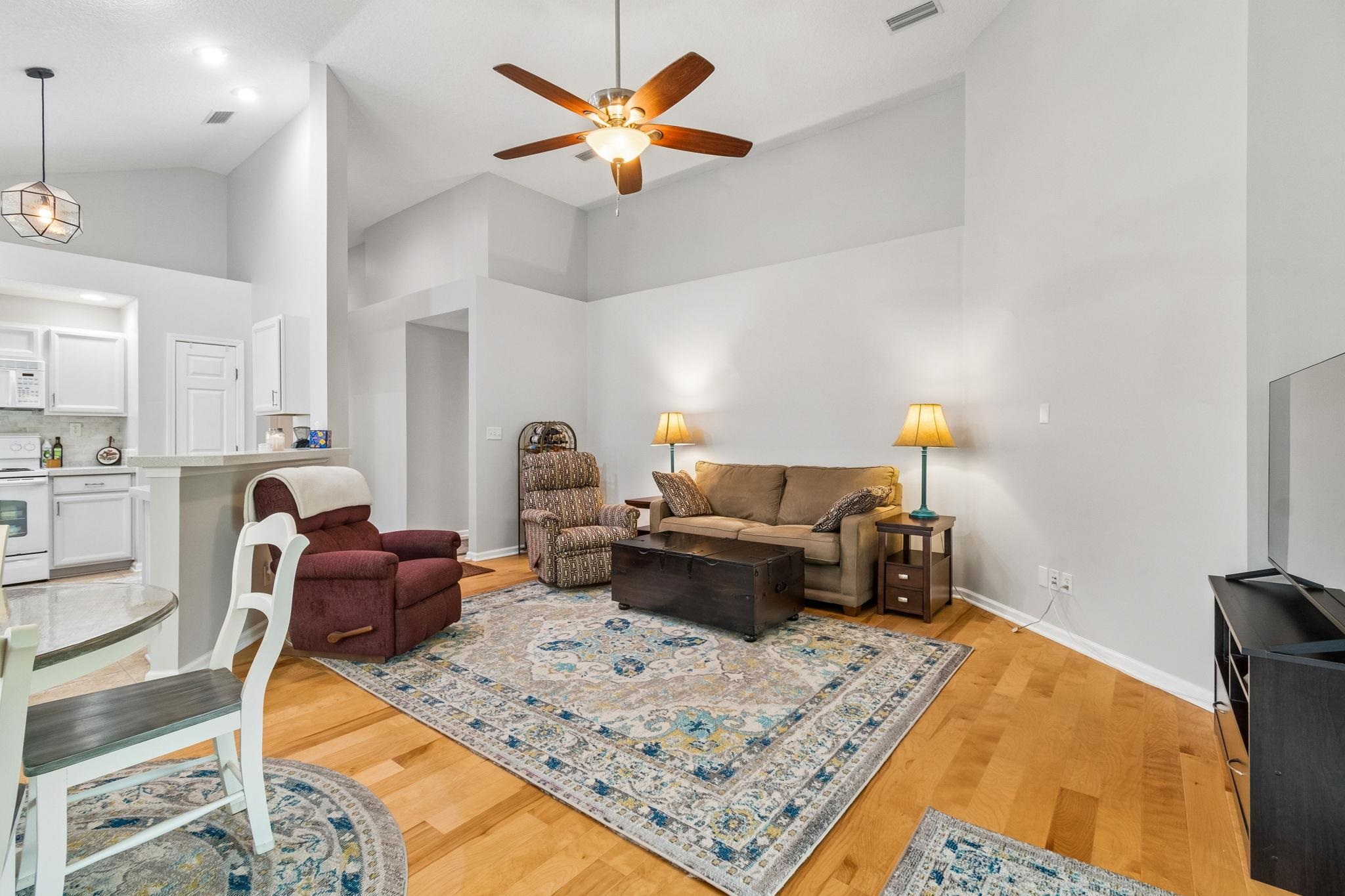 Image 20 of 61 For 141 Churchill Drive N