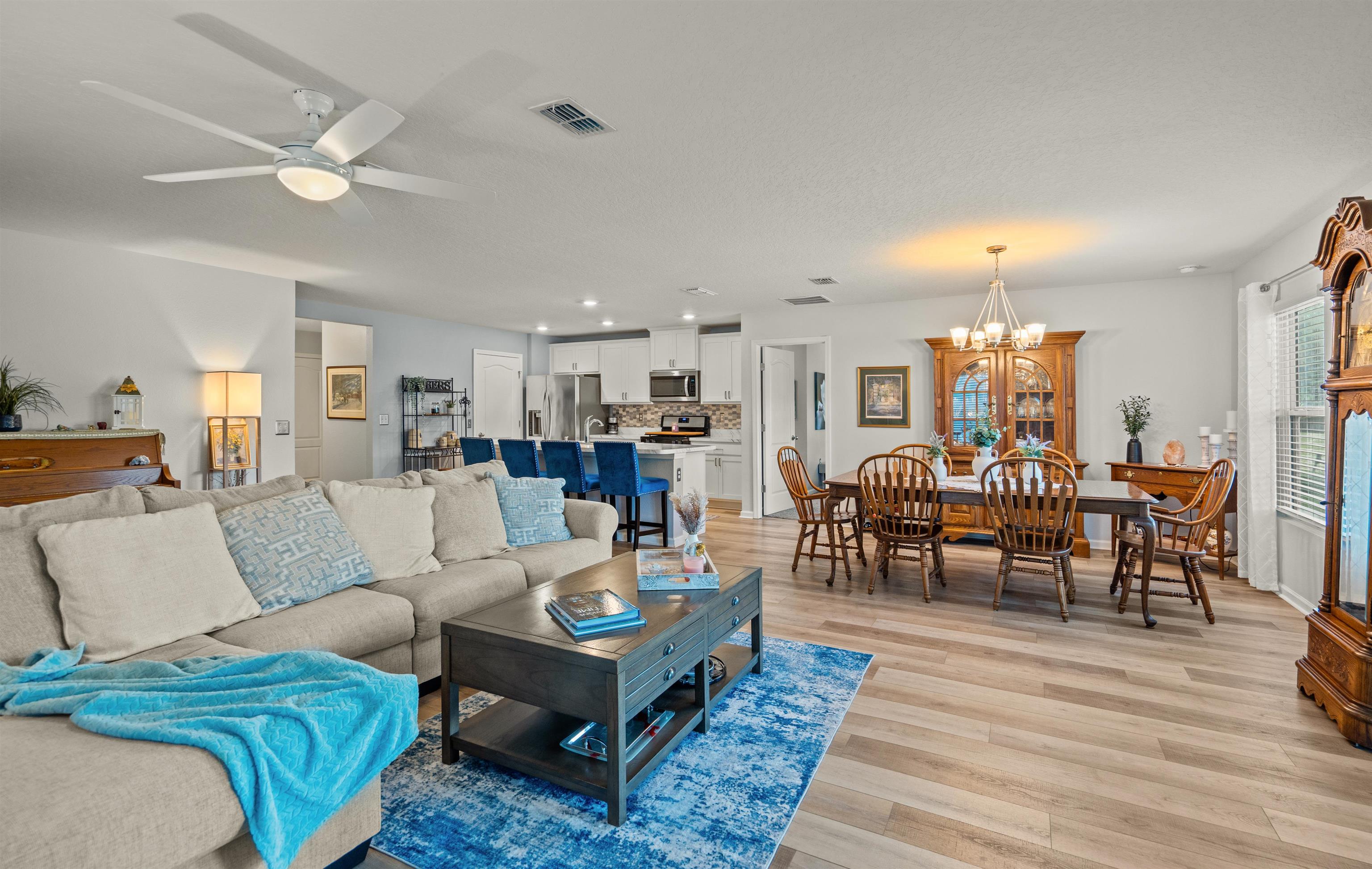 Image 17 of 55 For 606 Grand Reserve