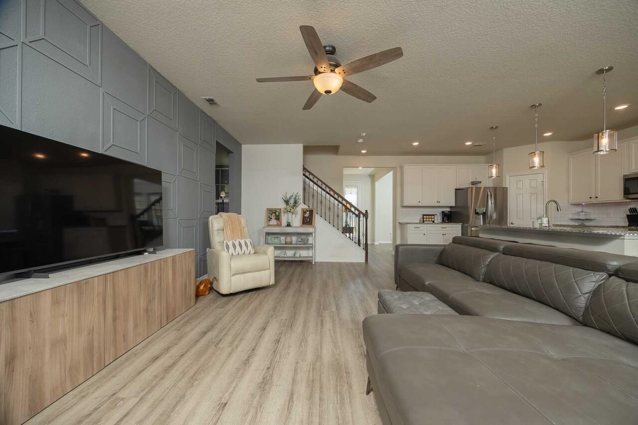 Image 30 of 79 For 375 La Mancha Dr