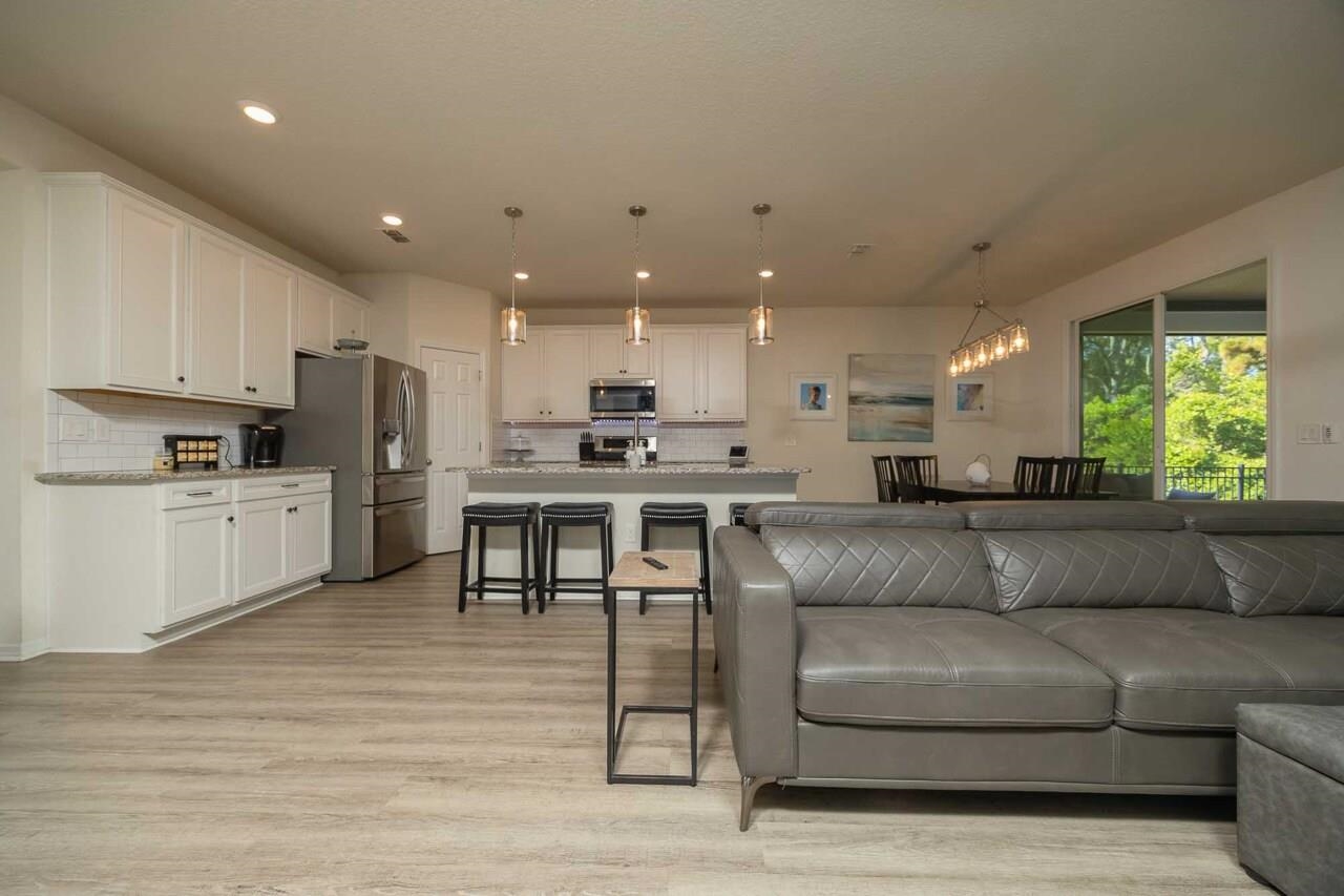 Image 31 of 79 For 375 La Mancha Dr