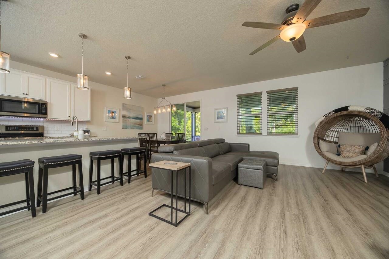 Image 32 of 79 For 375 La Mancha Dr