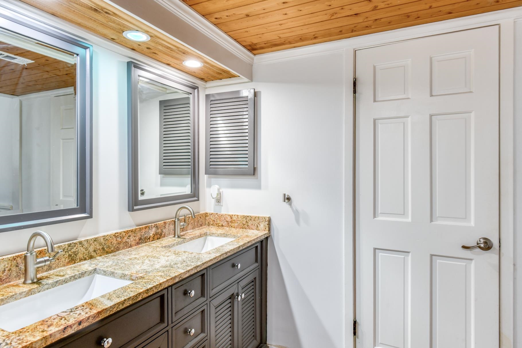 Image 8 of 47 For 3222 Harbor Dr.