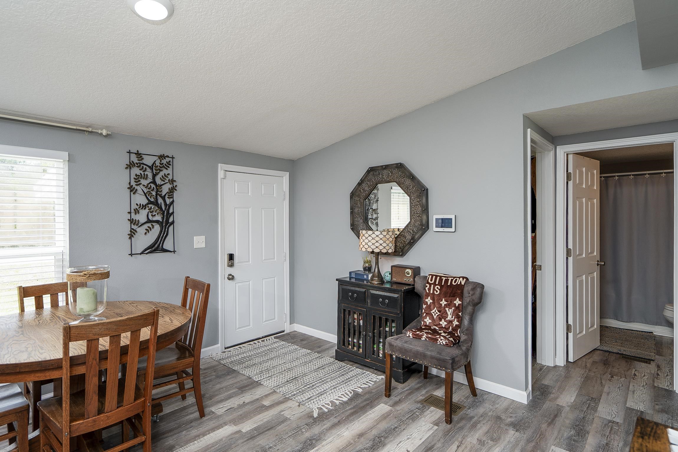 Image 21 of 53 For 482 Ravenswood Dr