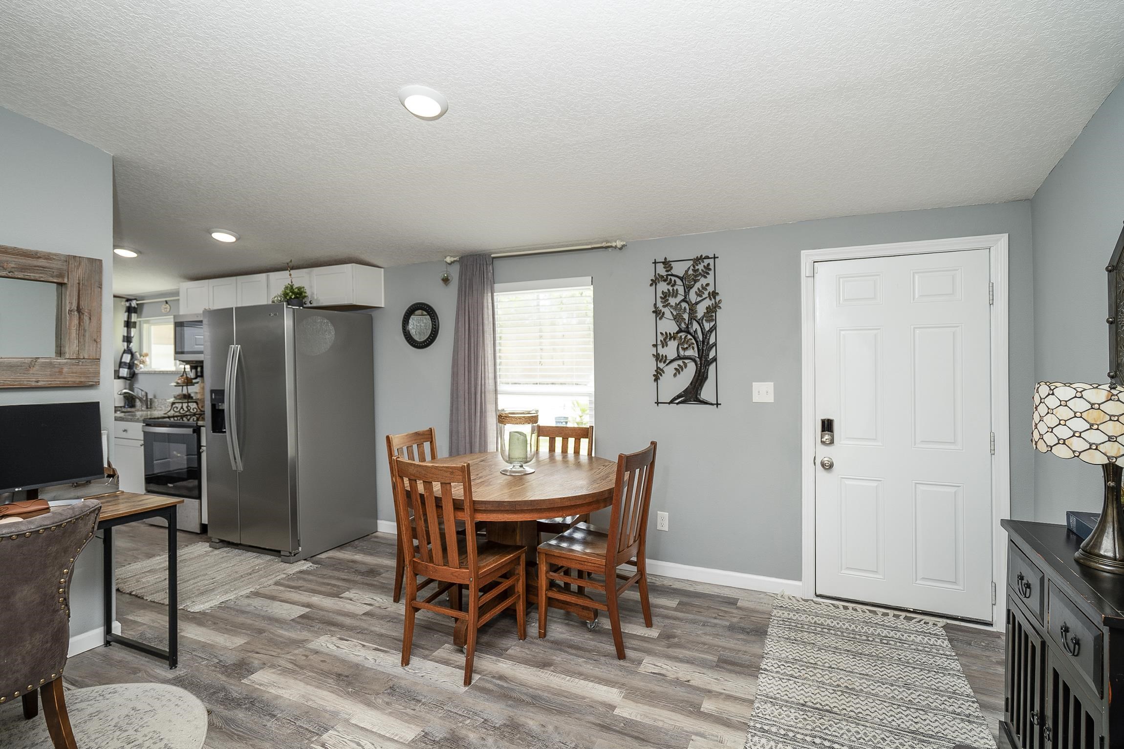Image 22 of 53 For 482 Ravenswood Dr
