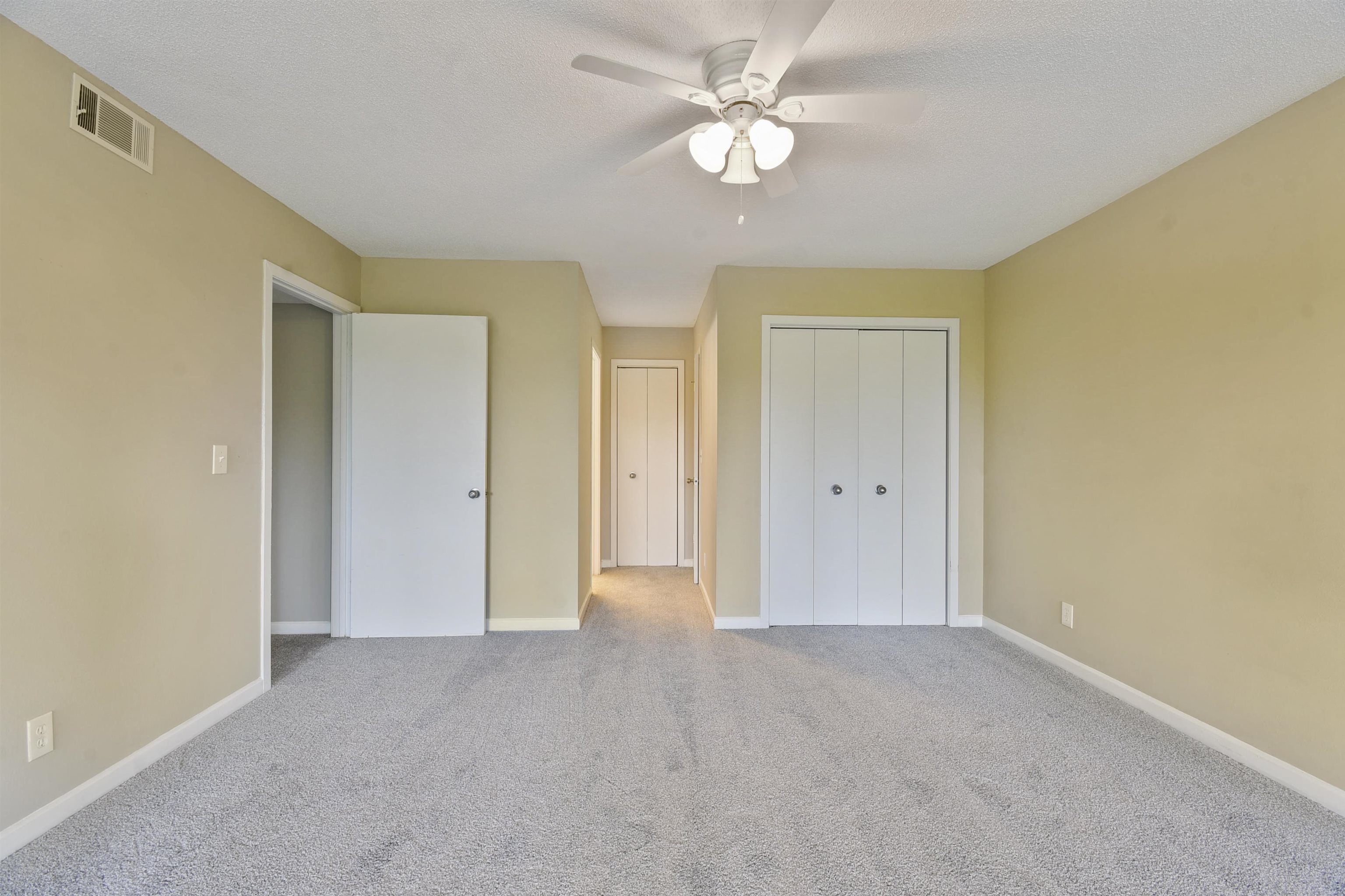Image 13 of 22 For 40 Club House Dr  207