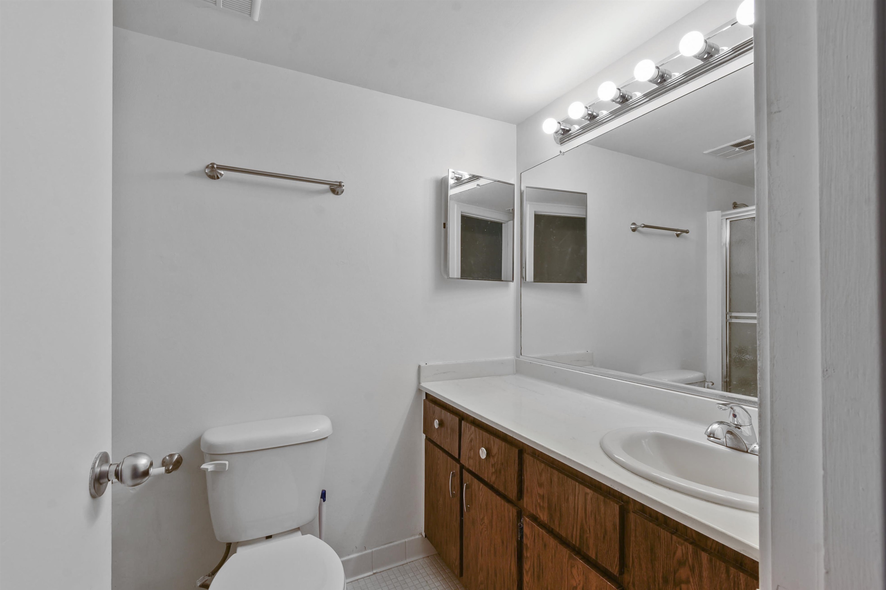 Image 15 of 22 For 40 Club House Dr  207