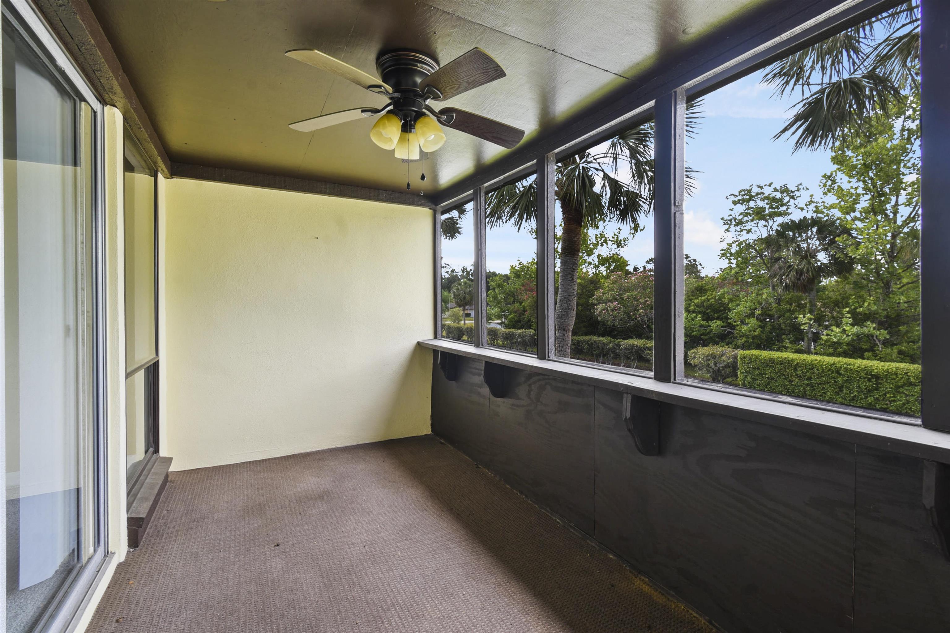 Image 16 of 22 For 40 Club House Dr  207