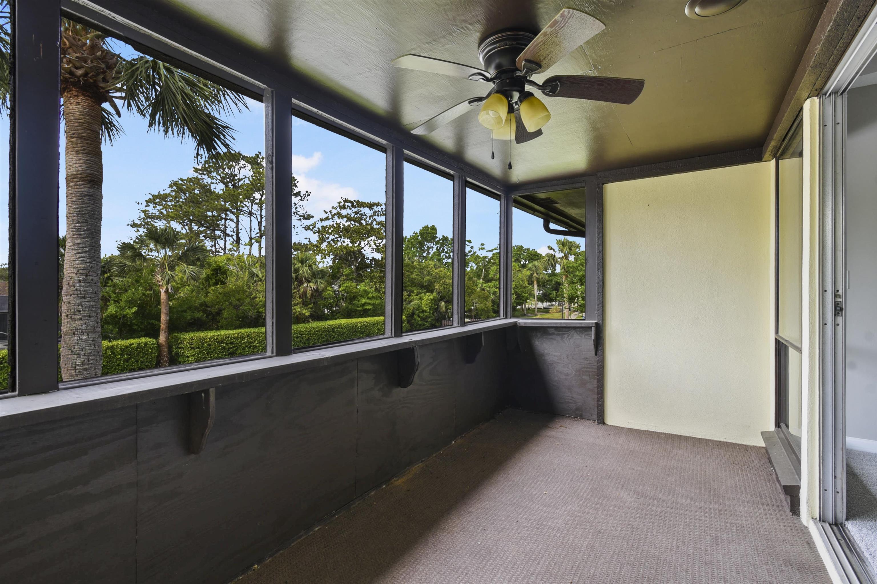 Image 17 of 22 For 40 Club House Dr  207