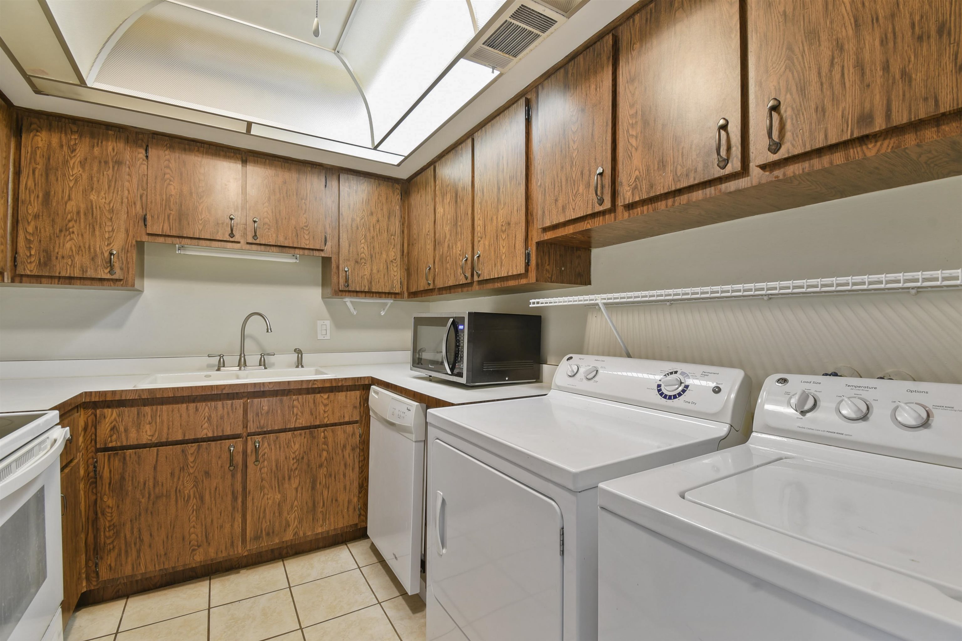 Image 19 of 22 For 40 Club House Dr  207